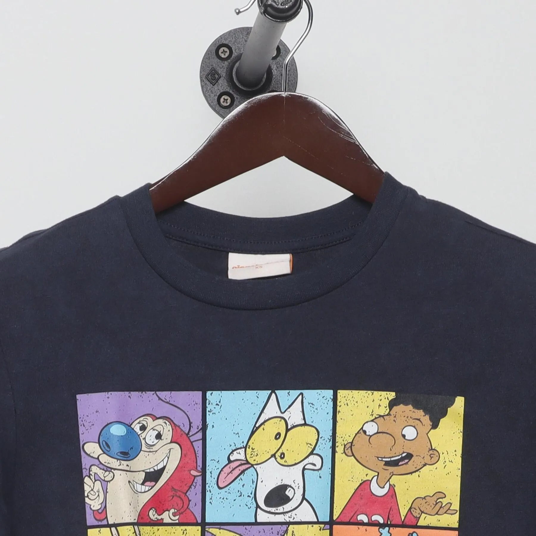 Close-up of the collar and tag on the Vintage Y2K Nickelodeon "Nicktoons" T-Shirt - M