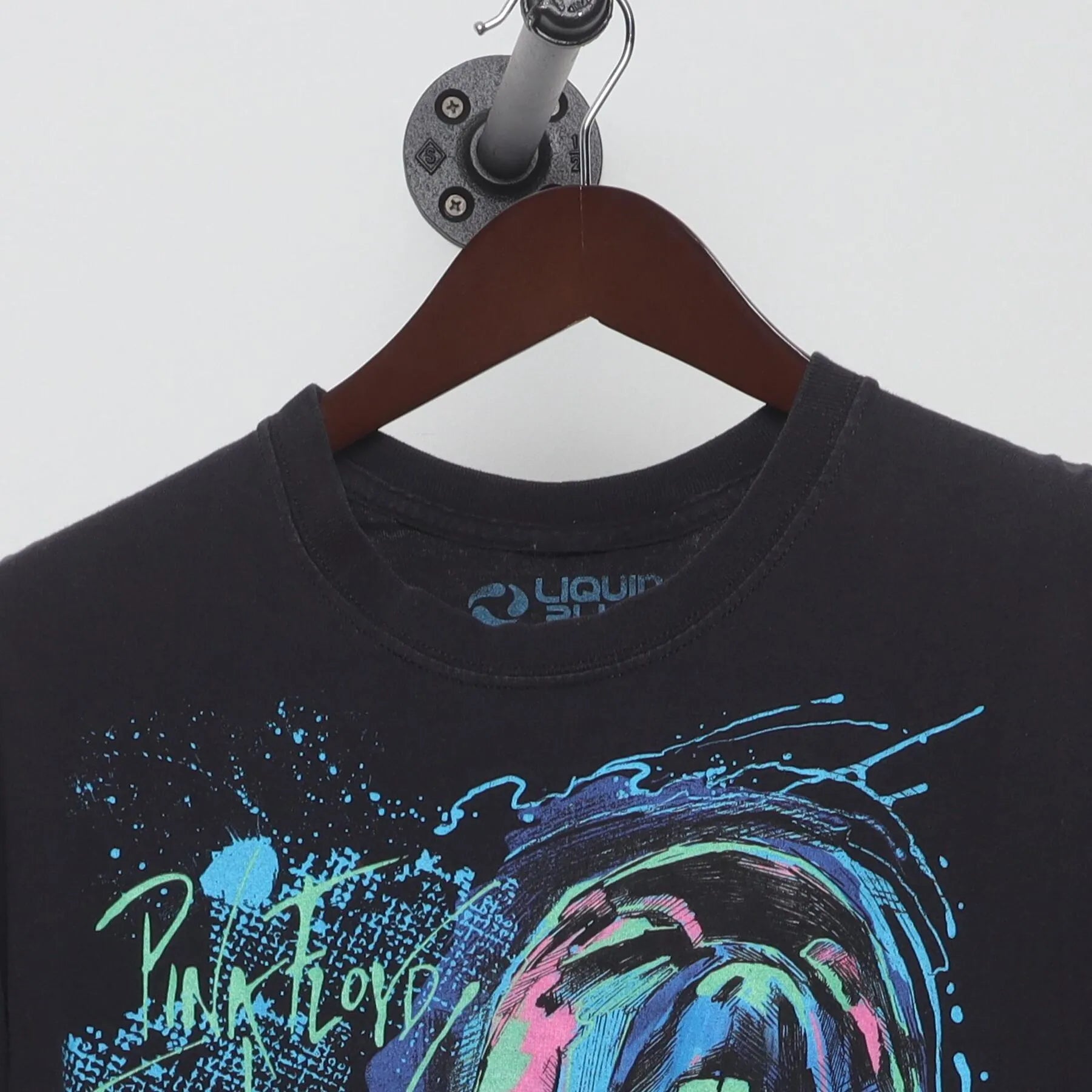 Close-up of the collar and tag on the Vintage Y2K Pink Floyd "The Wall Scream" T-Shirt - L