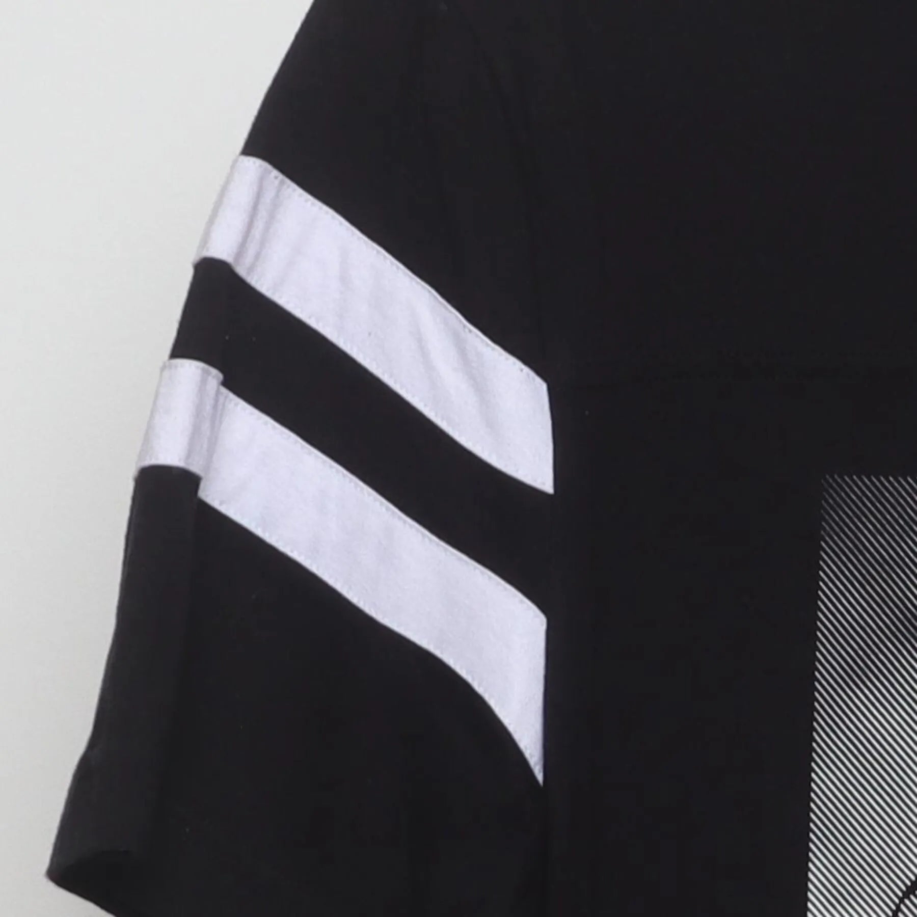 Close-up of the Left sleeve on the Vintage Y2K Wonder Woman "Amazon Princess" T-Shirt - L