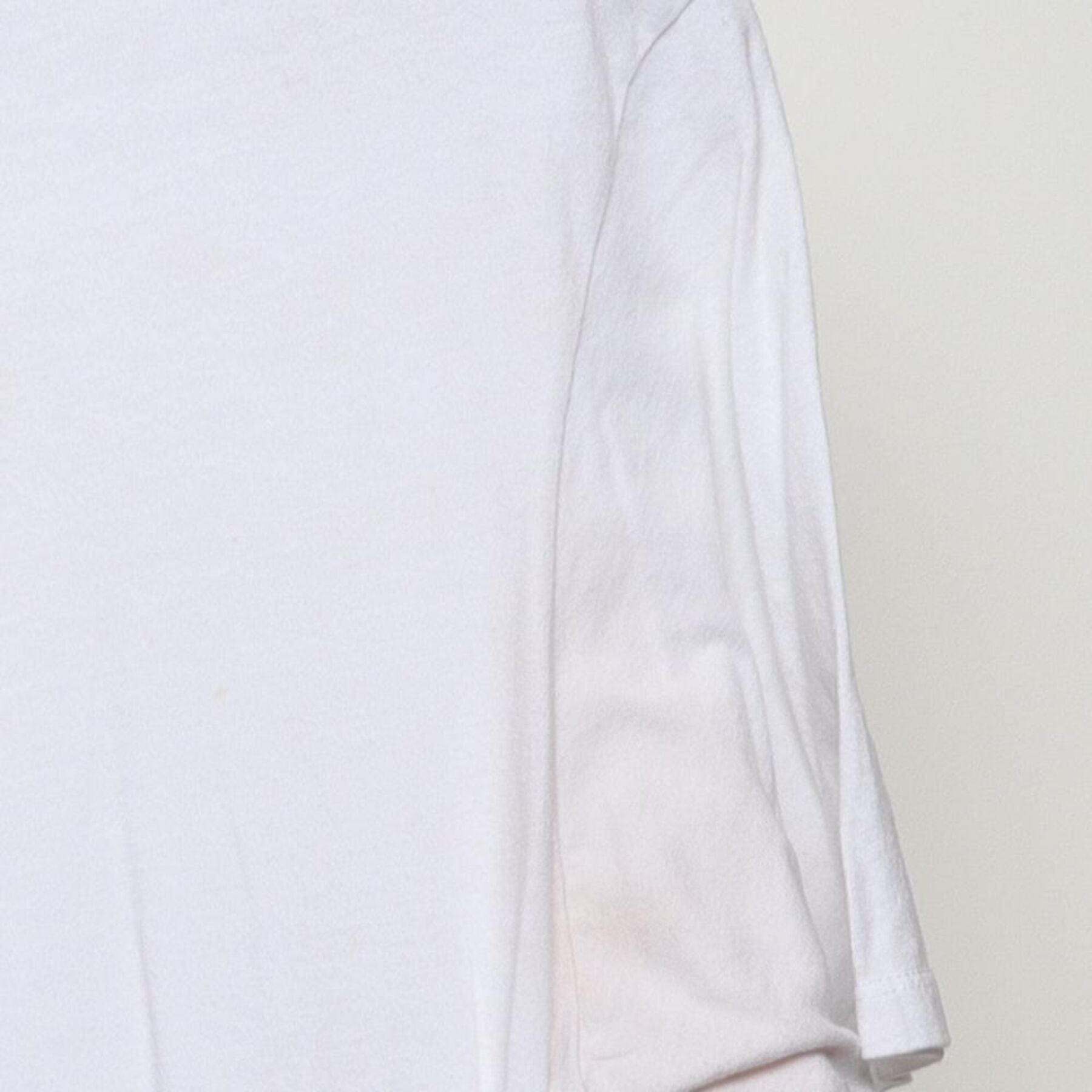 Close-up of the Right sleeve on the Vintage Y2K 100% "Stars & Slash" T-Shirt - M