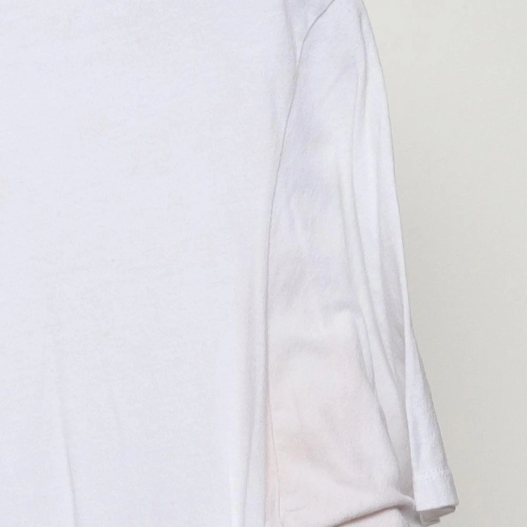 Close-up of the Right sleeve on the Vintage Y2K 100% "Stars & Slash" T-Shirt - M