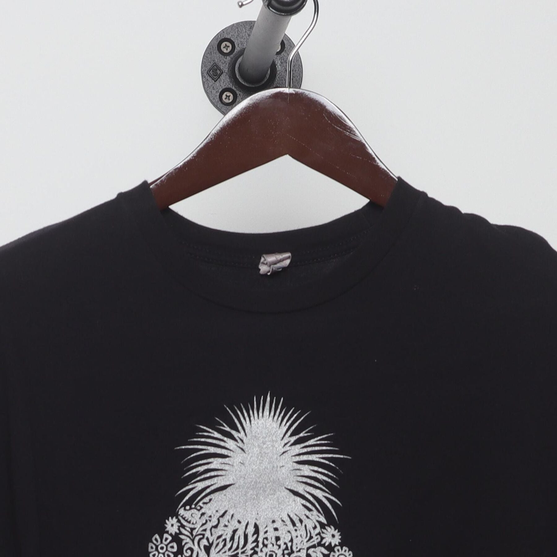 Close-up of the collar and tag on the Vintage Y2K 1800 Coconut Tequila "Tequila Skull" T-Shirt - S