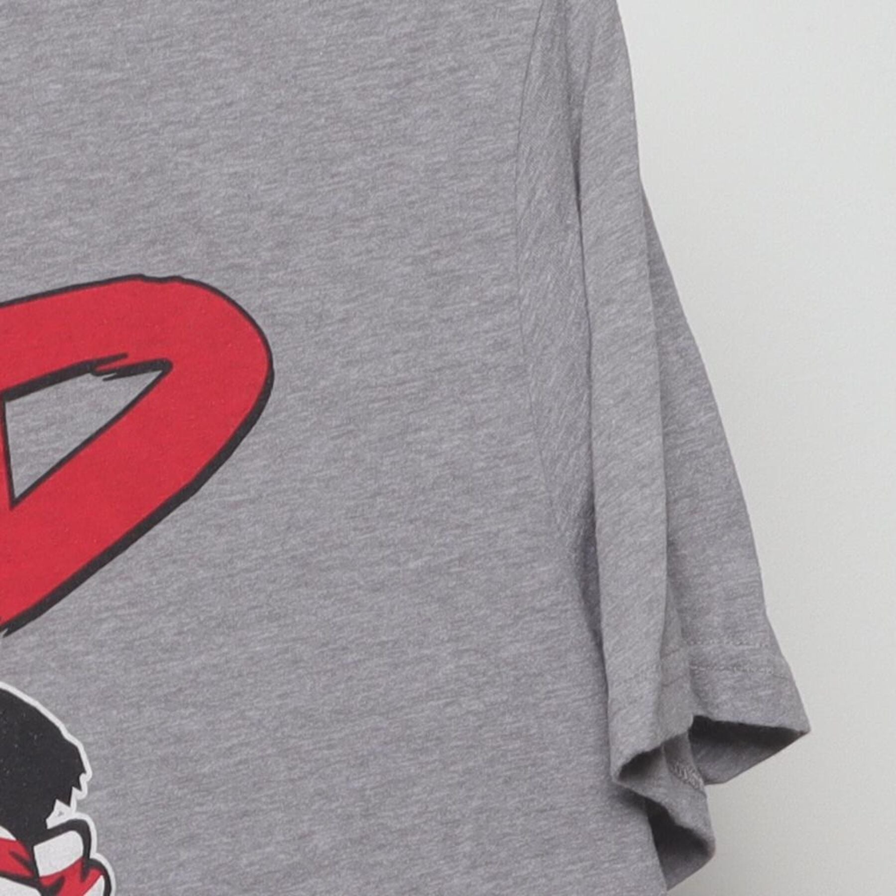Close-up of the Right sleeve on the Vintage Y2K MAD "Rad White & Blue Lincoln" T-Shirt - L