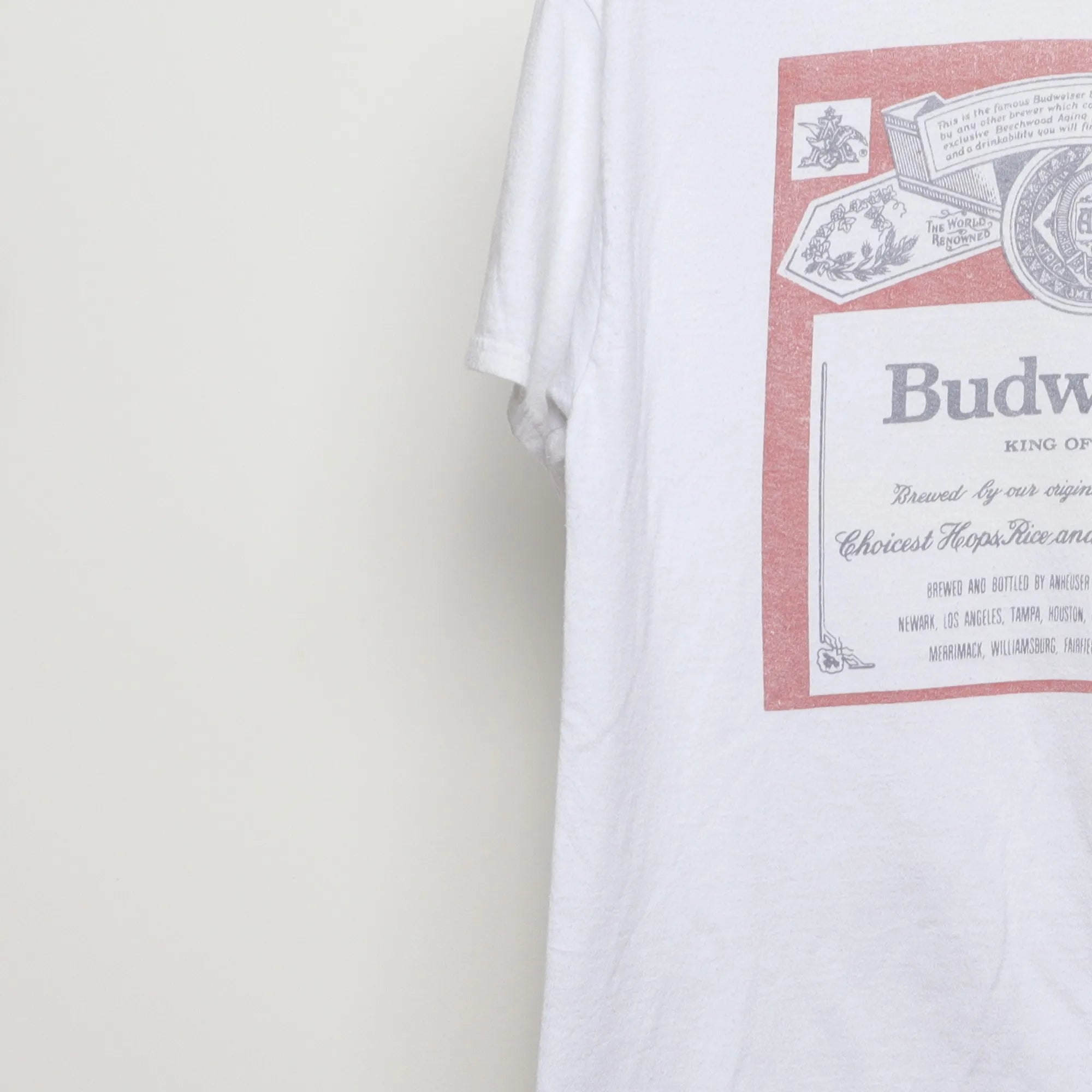 Close-up of the sleeve on the 2010s Budweiser Beer Label Graphic Tee L
