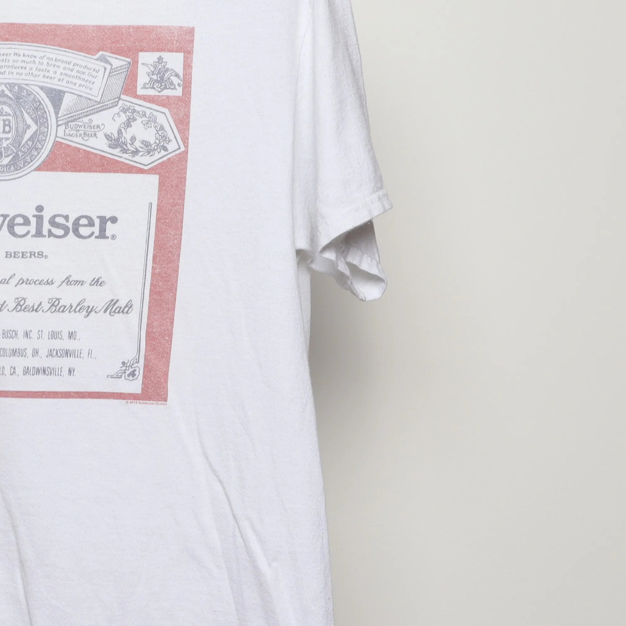 Close-up of the sleeve on the 2010s Budweiser Beer Label Graphic Tee L