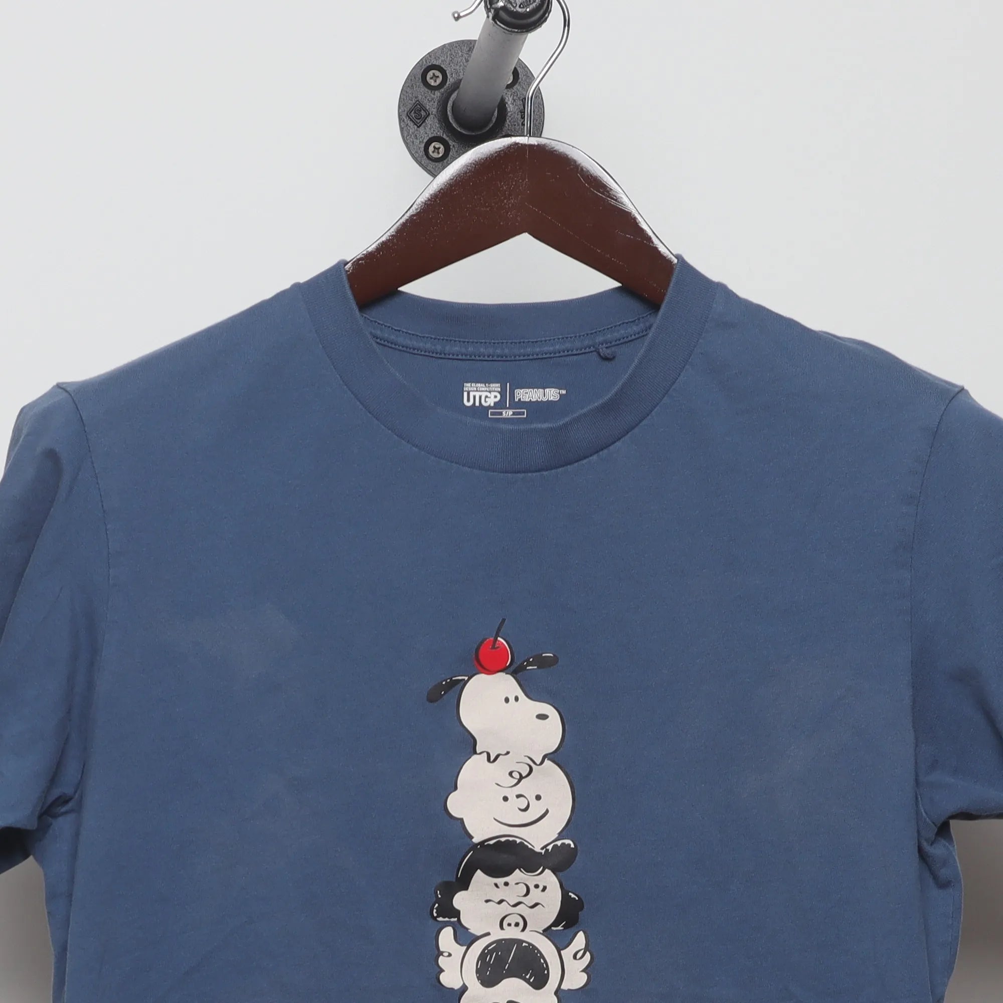 Close-up of the collar and tag on the 2010s Uniqlo Peanuts Ice Cream Graphic Tee S