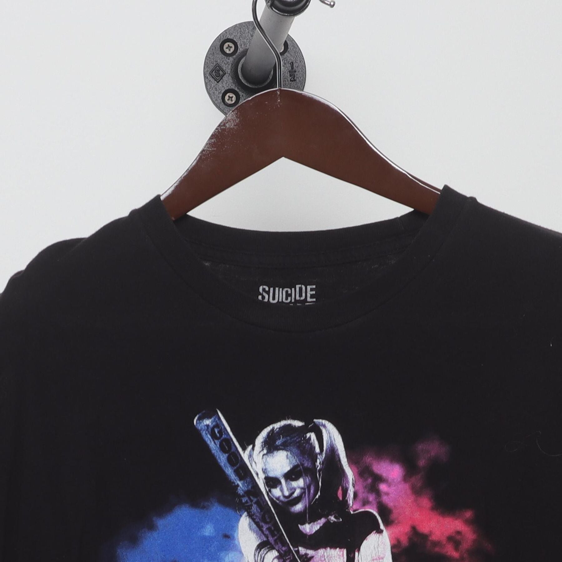 Close-up of the collar and tag on the Vintage 2010s DC Comics "Harley Quinn Suicide Squad" T-Shirt - L
