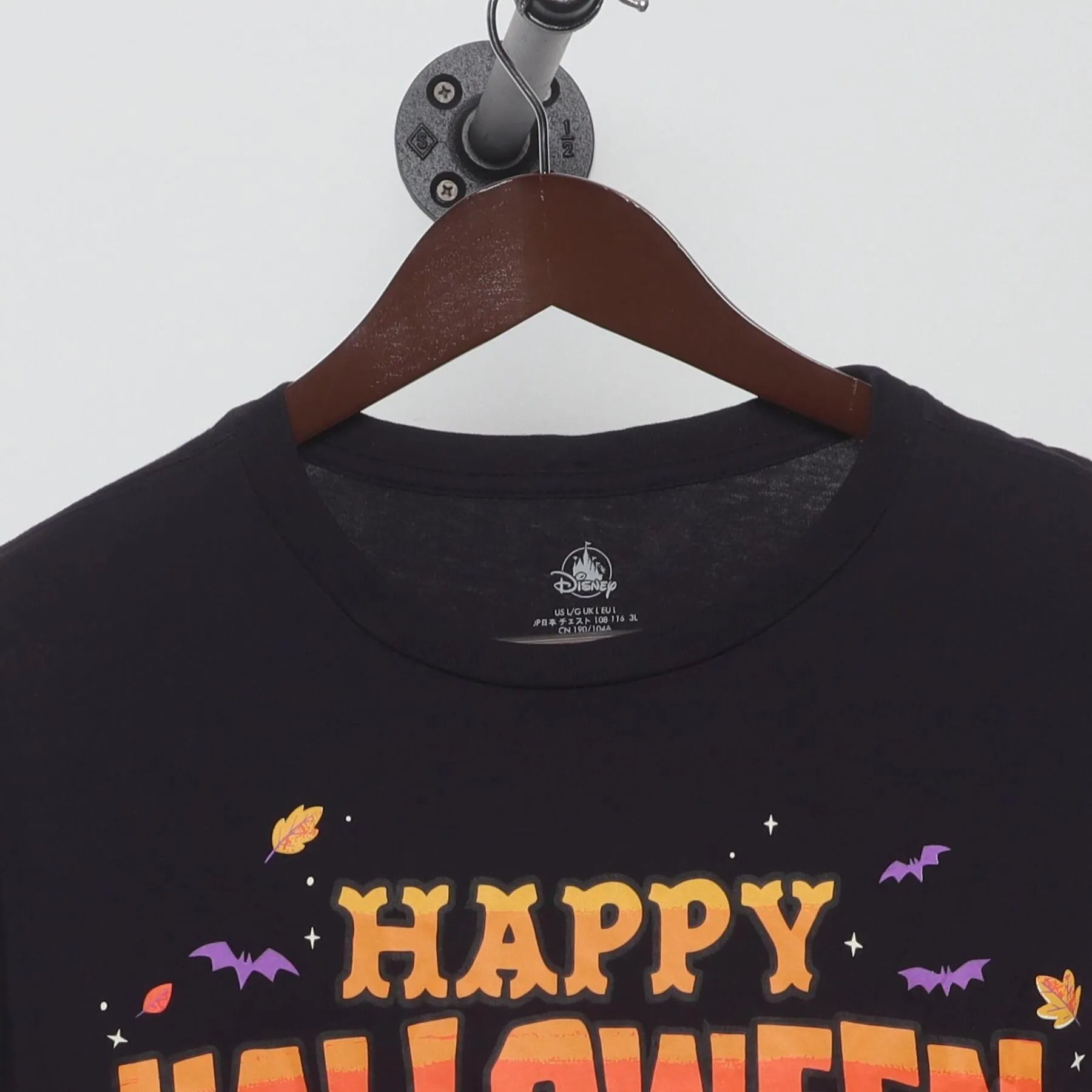 Close-up of the collar and tag on the Vintage 2020s Disney "Happy Halloween 2021" T-Shirt - L