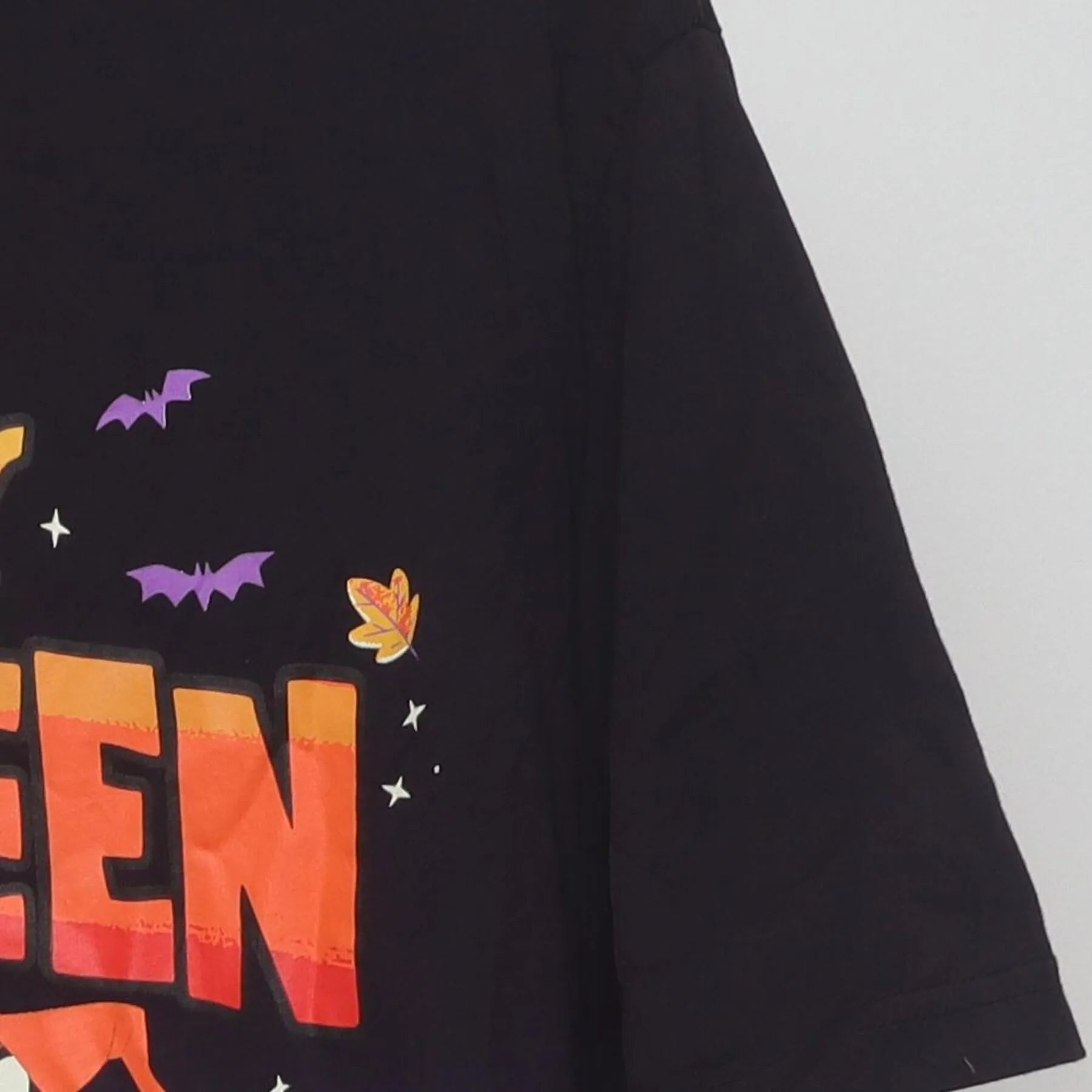 Close-up of the Right sleeve on the Vintage 2020s Disney "Happy Halloween 2021" T-Shirt - L