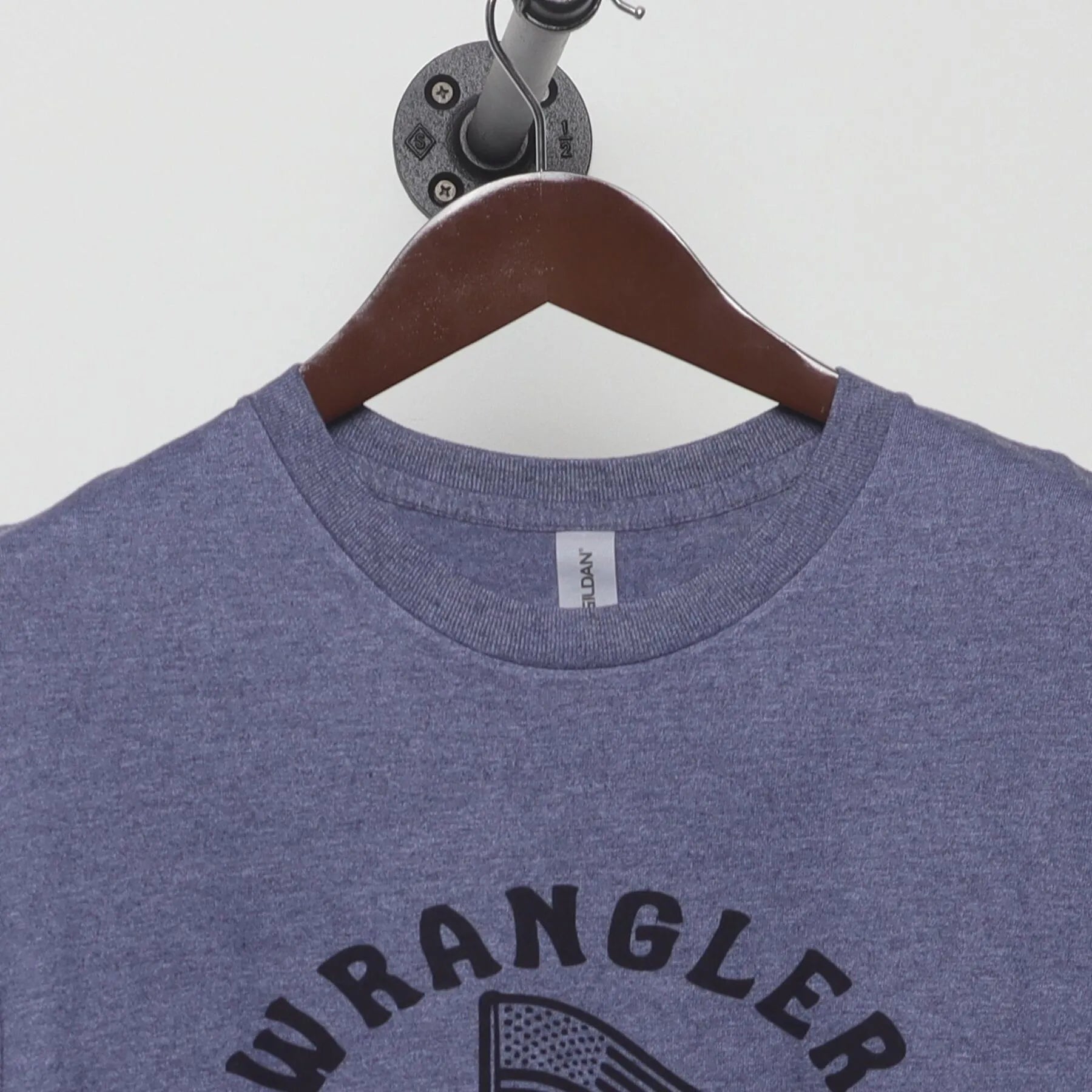 Close-up of the collar and tag on the Vintage 2020s Jeep "Wrangler Rally 2023" T-Shirt - L