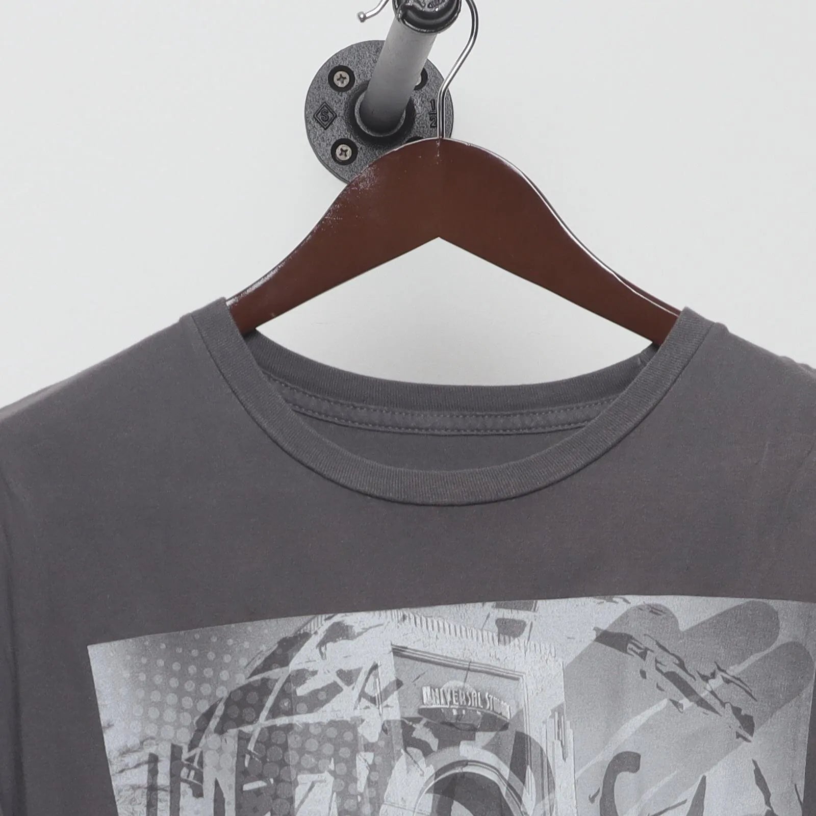 Collar and tag of Vintage Modern Universal Studios "Photo Collage Graphic" T-Shirt - XL