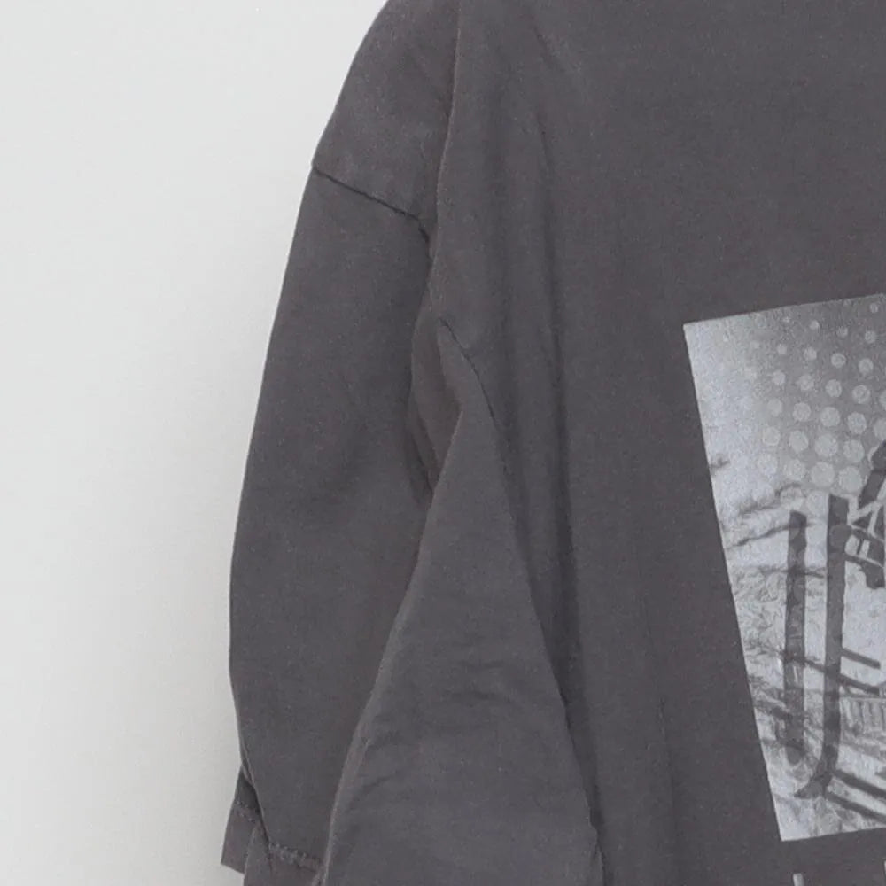 Left sleeve detail of Vintage Modern Universal Studios "Photo Collage Graphic" T-Shirt - XL