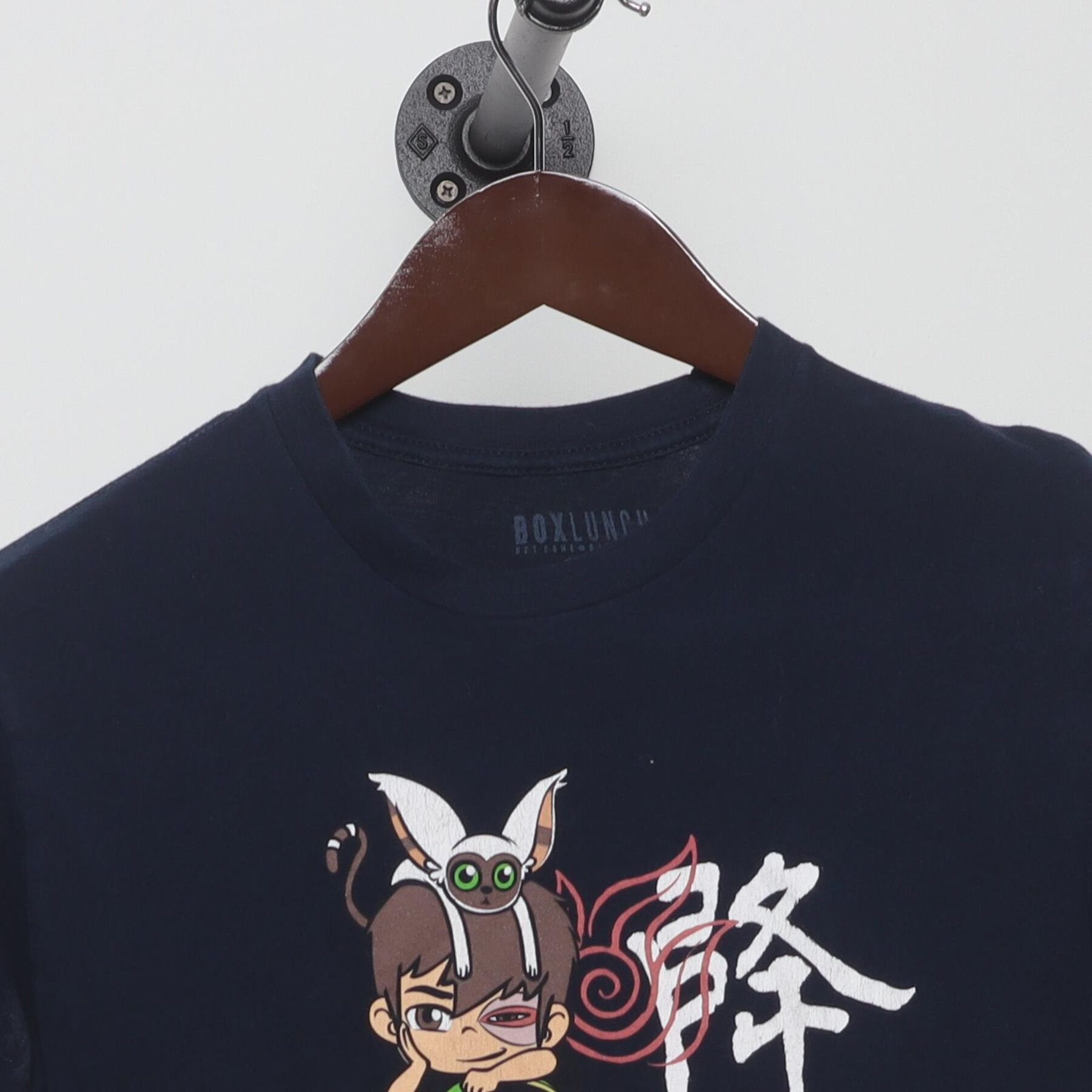 Close-up of the collar and tag on the Vintage Y2K Avatar: The Last Airbender "Team Avatar Totem" T-Shirt - XS