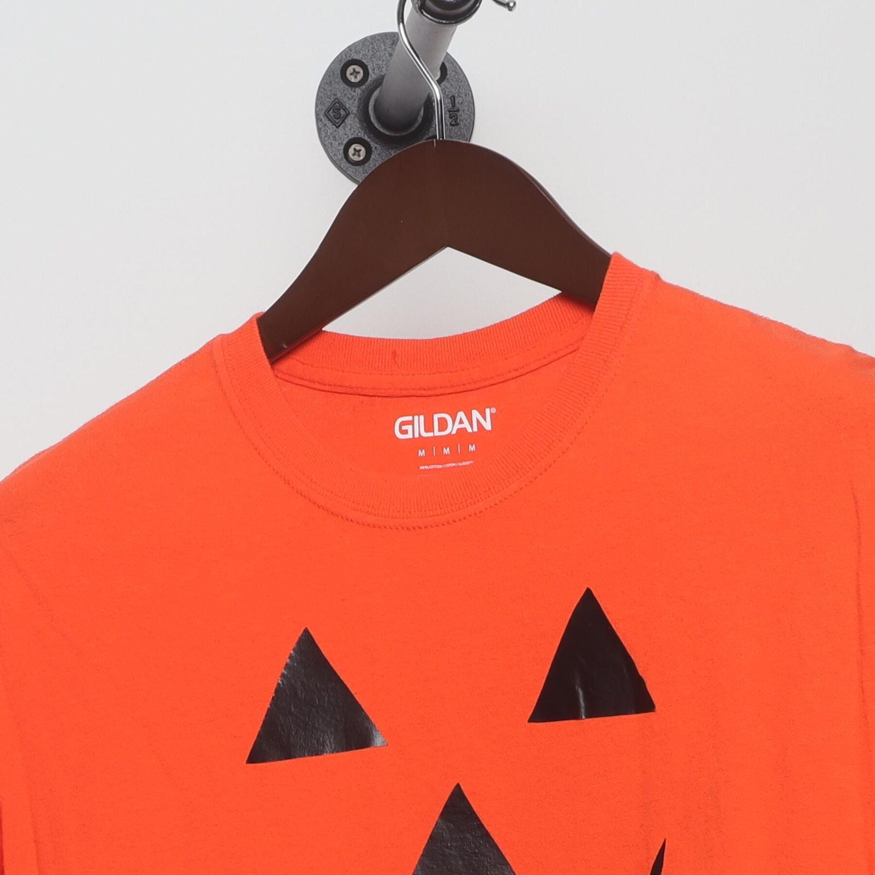Close-up of the collar and tag on the Vintage Y2K Halloween "Jack-O'-Lantern Face" T-Shirt - S