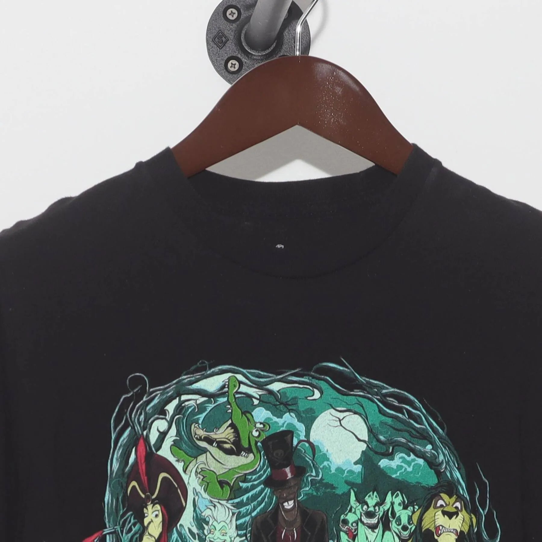 Close-up of the collar and tag on the Vintage Y2K Disney "Villains Skull" T-Shirt - XS