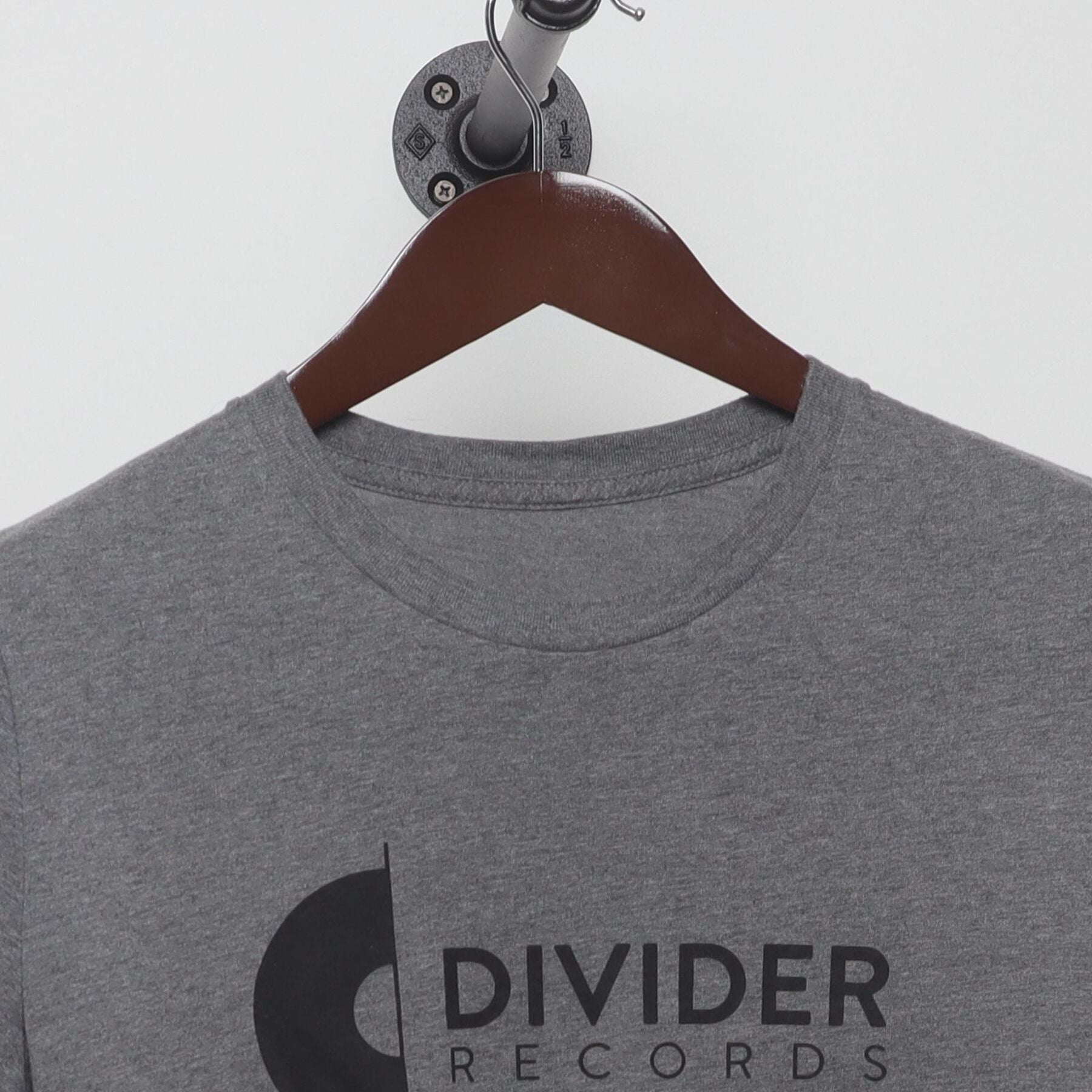 Close-up of the collar and tag on the Vintage Y2K Divider Records "Record Logo" T-Shirt - S