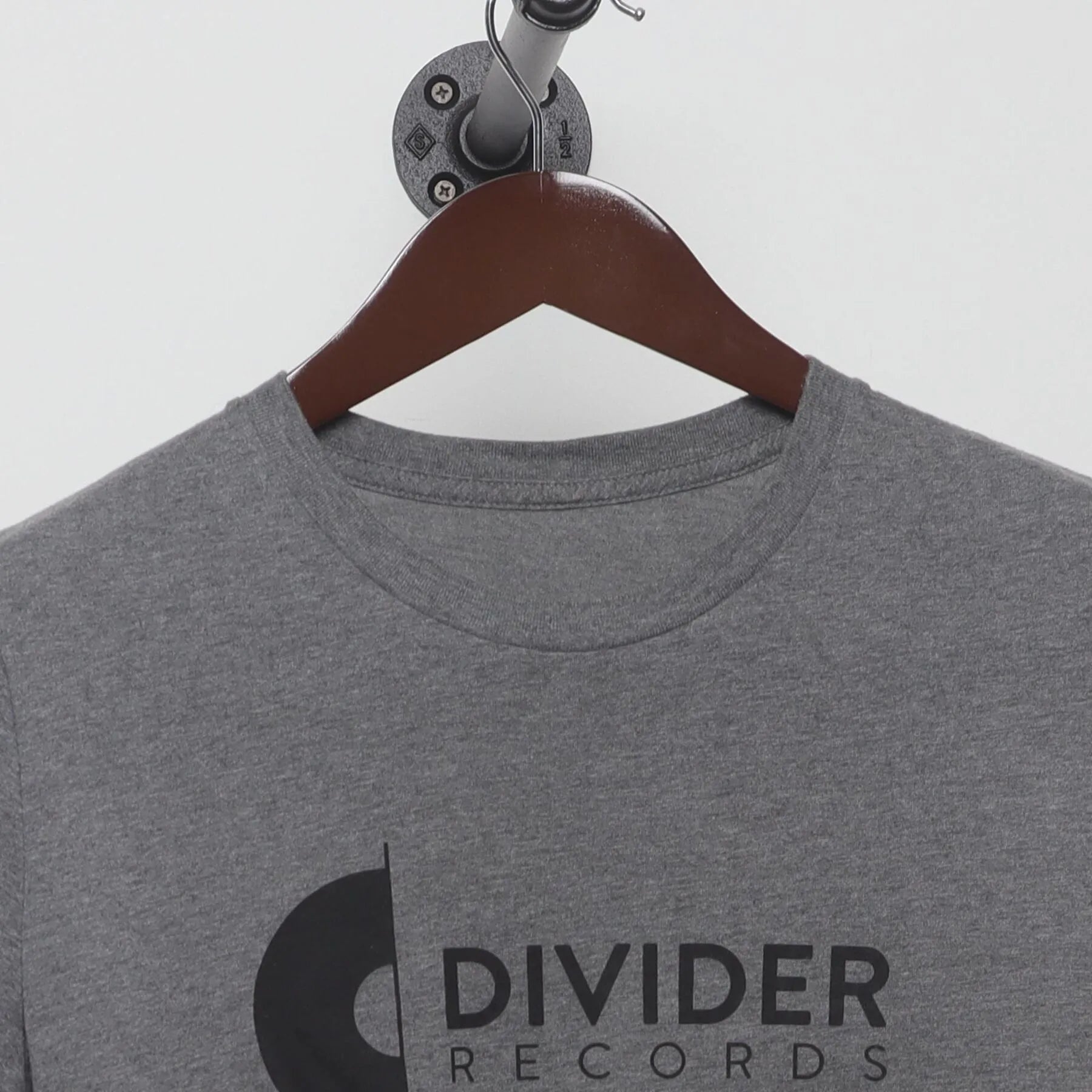 Close-up of the collar and tag on the Vintage Y2K Divider Records "Record Logo" T-Shirt - S