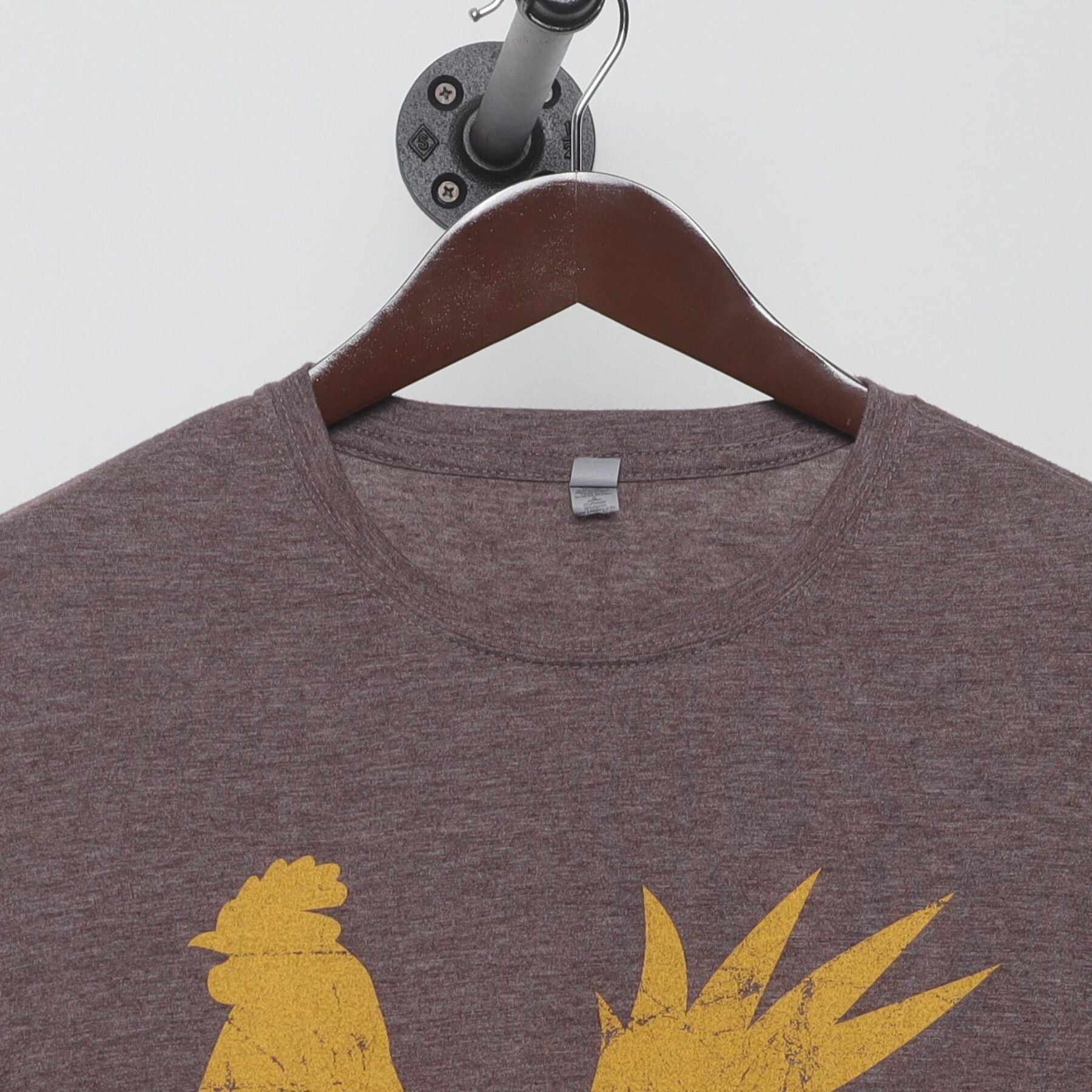 Close-up of the collar and tag on the Vintage Y2K Dole Plantation "Pineapple Rooster" T-Shirt - M