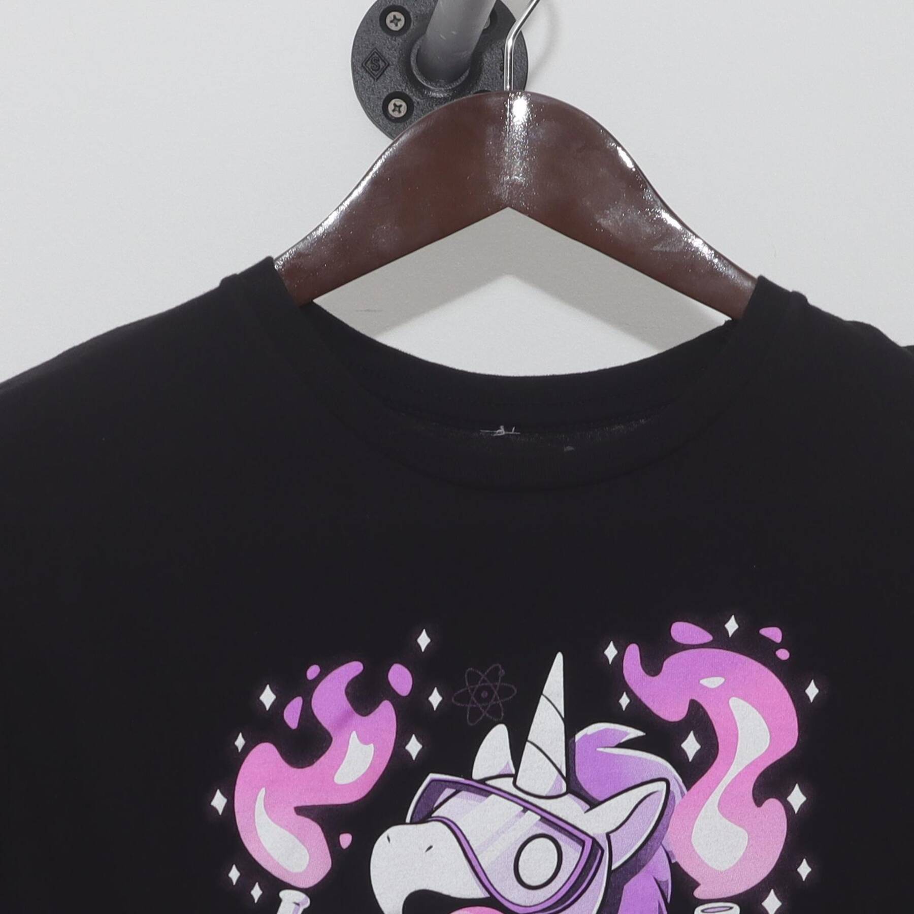 Close-up of the collar and tag on the Vintage Y2K Graphic "Mad Scientist Unicorn" T-Shirt - S