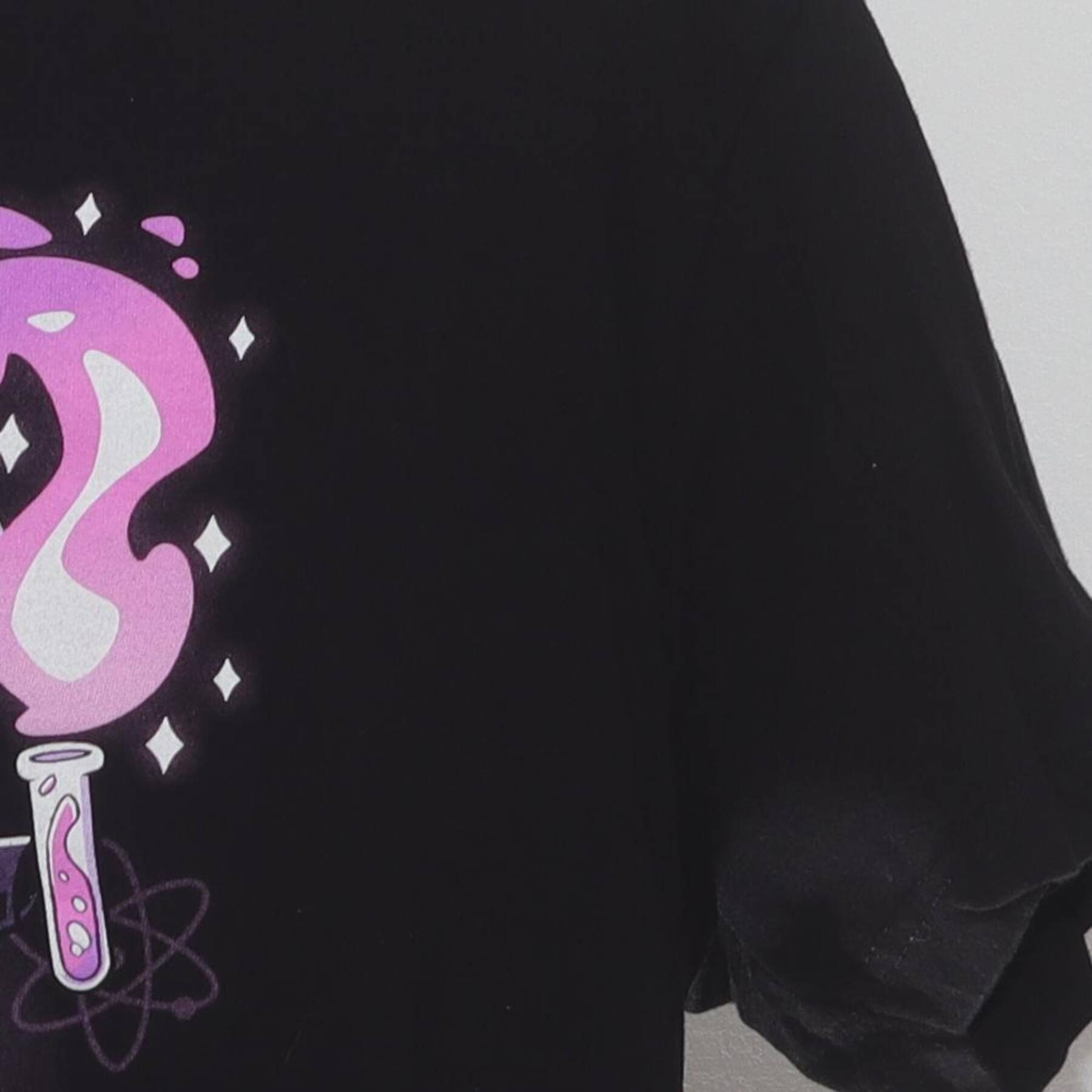Close-up of the Right sleeve on the Vintage Y2K Graphic "Mad Scientist Unicorn" T-Shirt - S