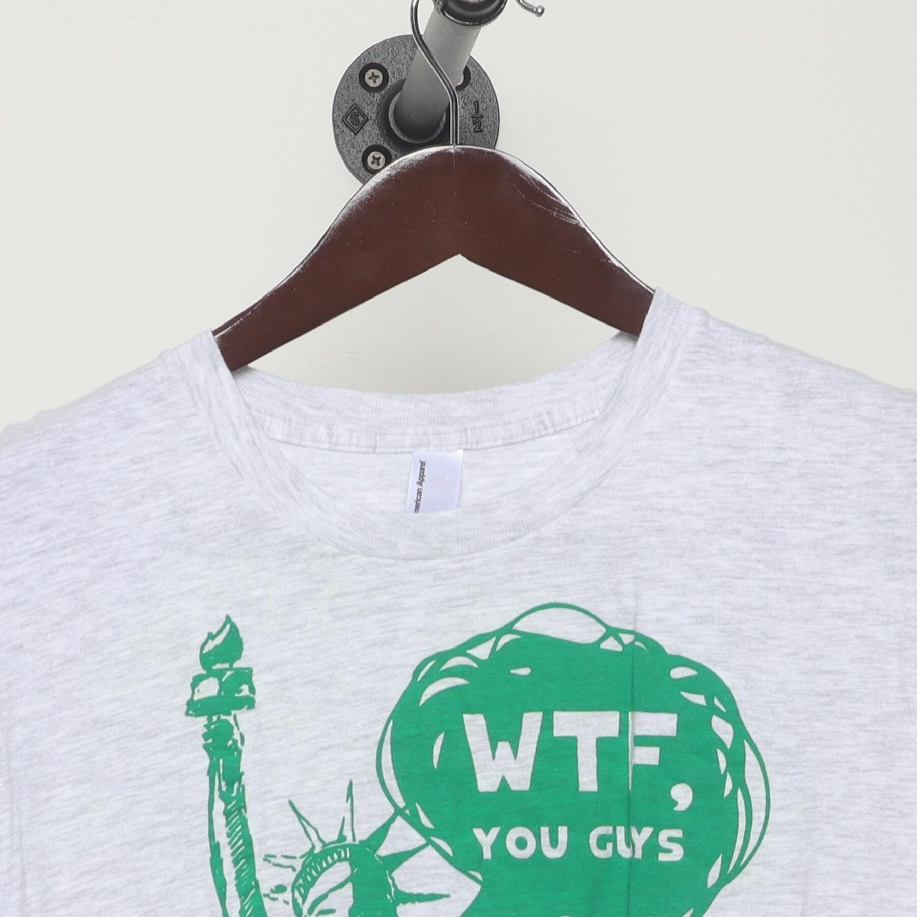 Close-up of the collar and tag on the Vintage Y2K Statue of Liberty "WTF, You Guys" T-Shirt - L