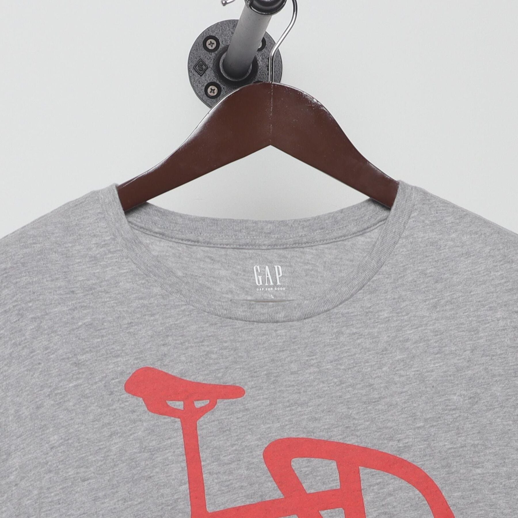 Close-up of the collar and tag on the Vintage 2000s GAP "Fixie Bicycle" T-Shirt - M