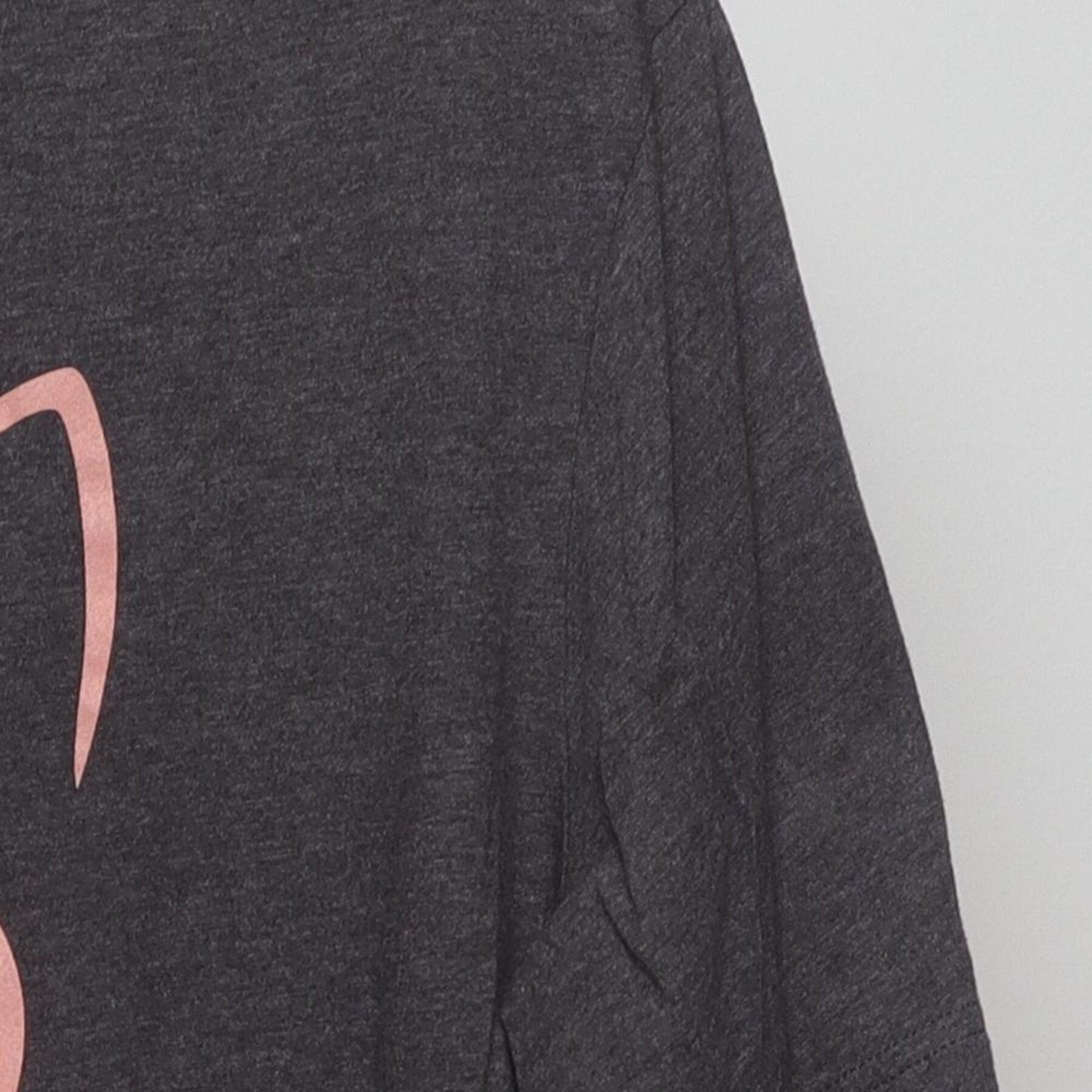 Close-up of the Right sleeve on the Vintage 2010s Graphic "Good Vibes Cat" T-Shirt - L