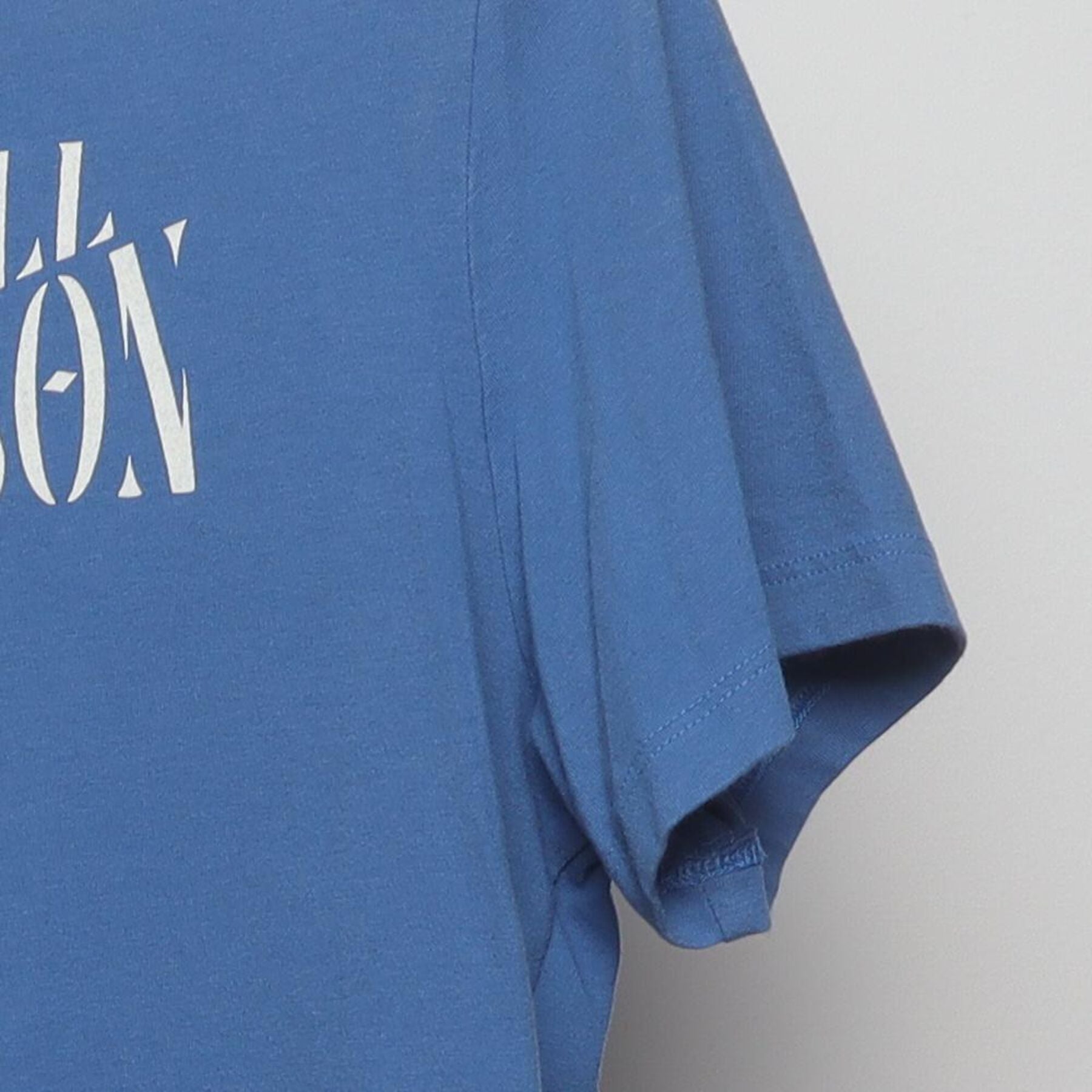 Close-up of the Right sleeve on the Vintage Y2K Goodfellow & Co. "Chill Season" T-Shirt - S
