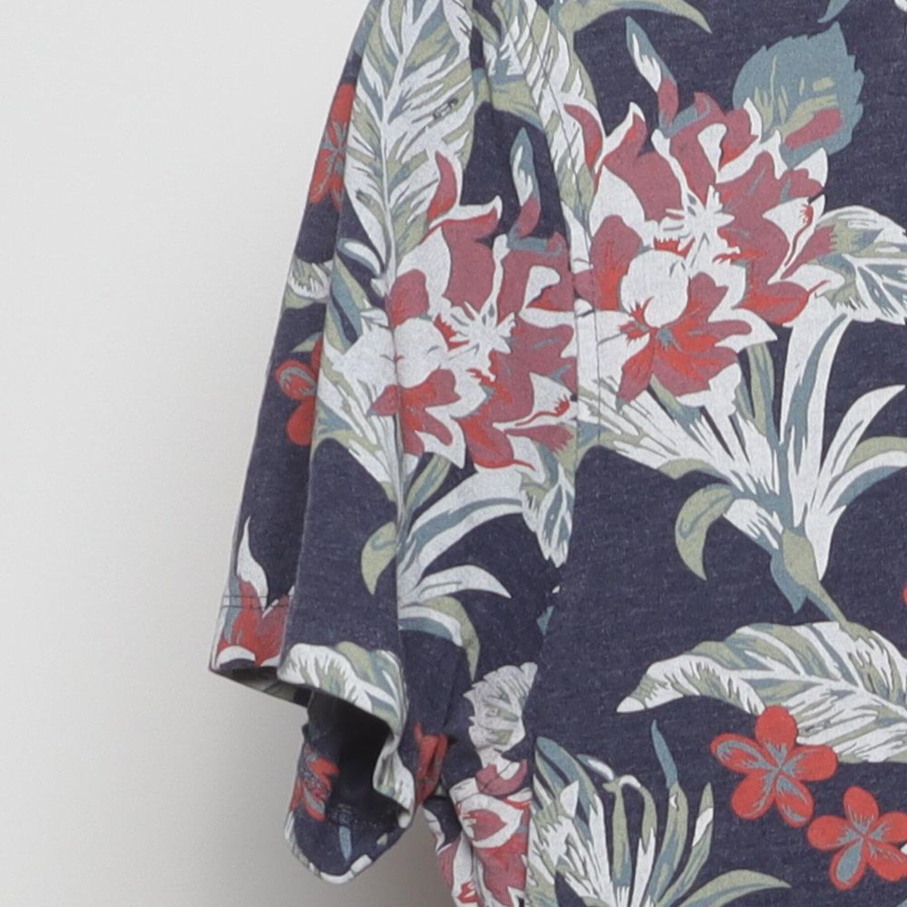 Close-up of the Left sleeve on the Vintage Y2K Threadbare "All-Over Floral Print" T-Shirt - S