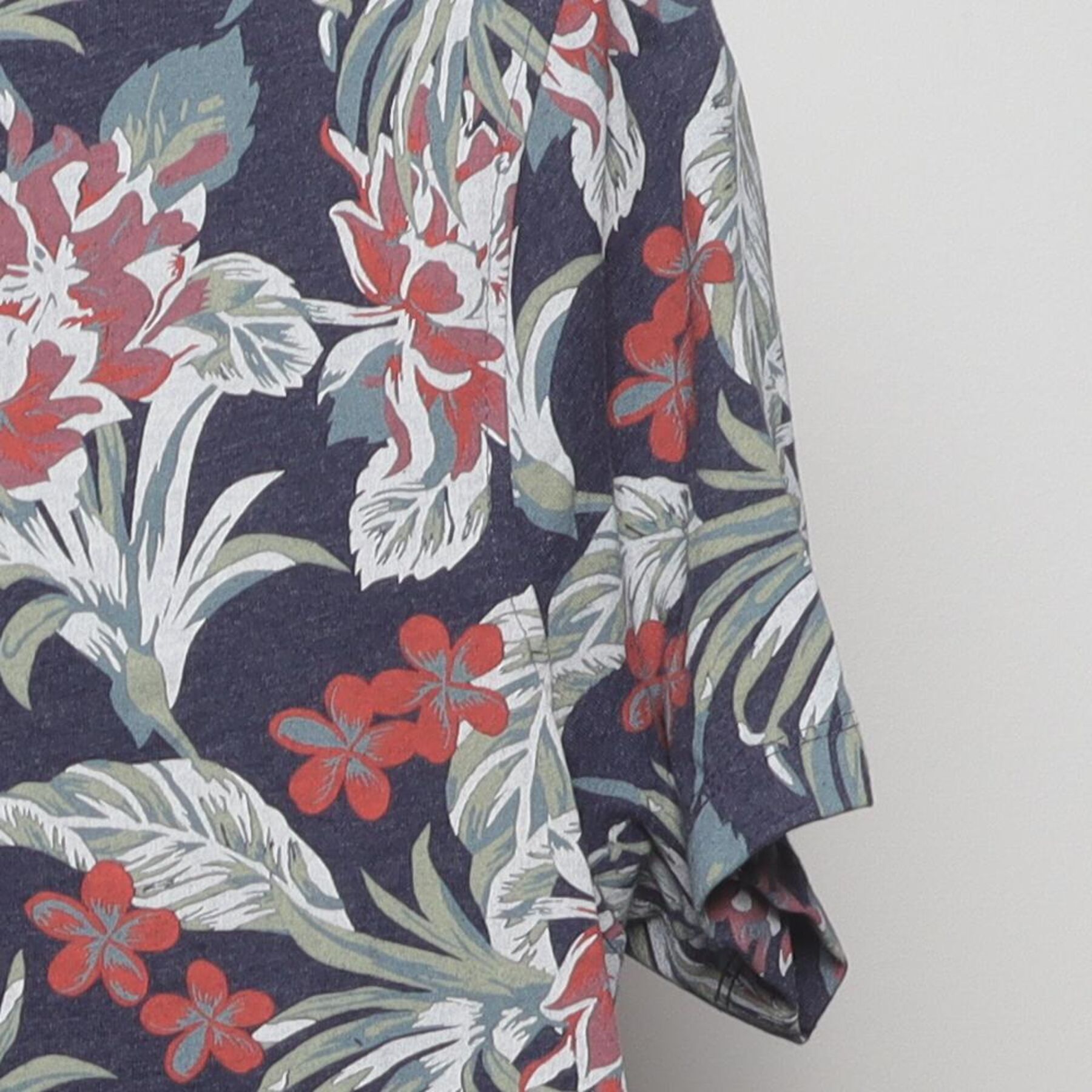 Close-up of the Right sleeve on the Vintage Y2K Threadbare "All-Over Floral Print" T-Shirt - S