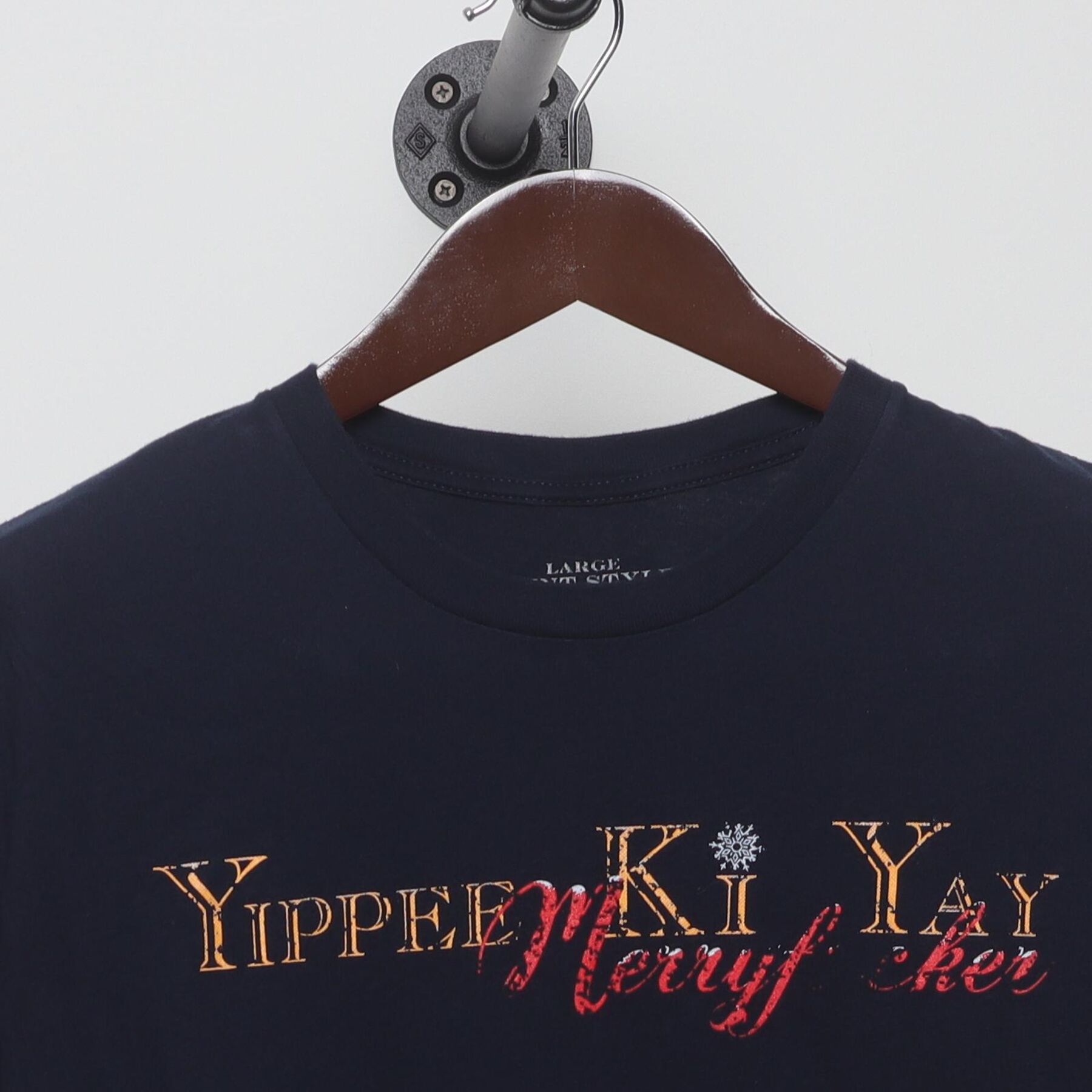 Close-up of the collar and tag on the Vintage Y2K Die Hard "Yippee Ki Yay Merry F**ker" T-Shirt - M