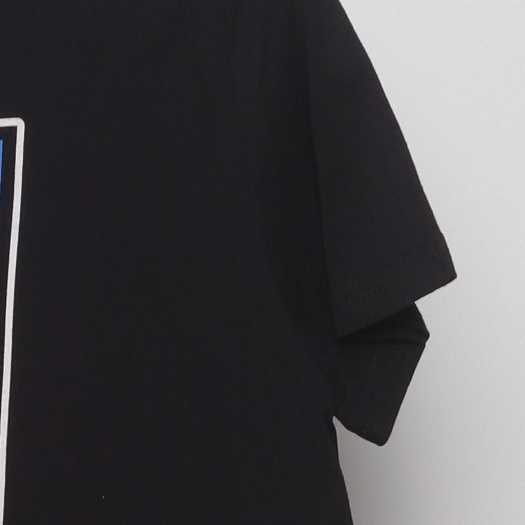 Close-up of the Right sleeve on the Vintage Y2K Harley-Davidson "#1 USA Flag" T-Shirt - S