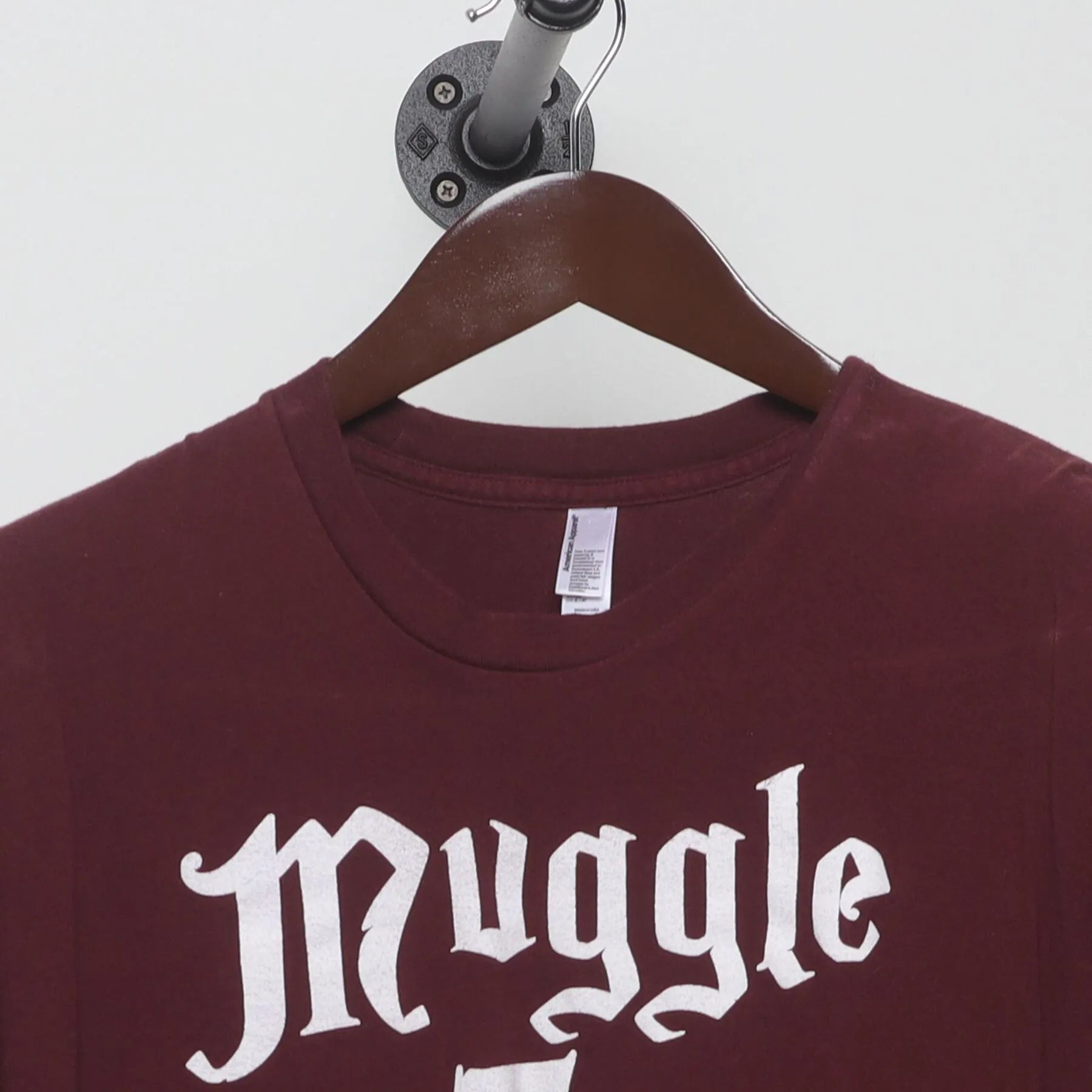 Close-up of the collar and tag on the Vintage Y2K Harry Potter "Muggle To Mrs." T-Shirt - M