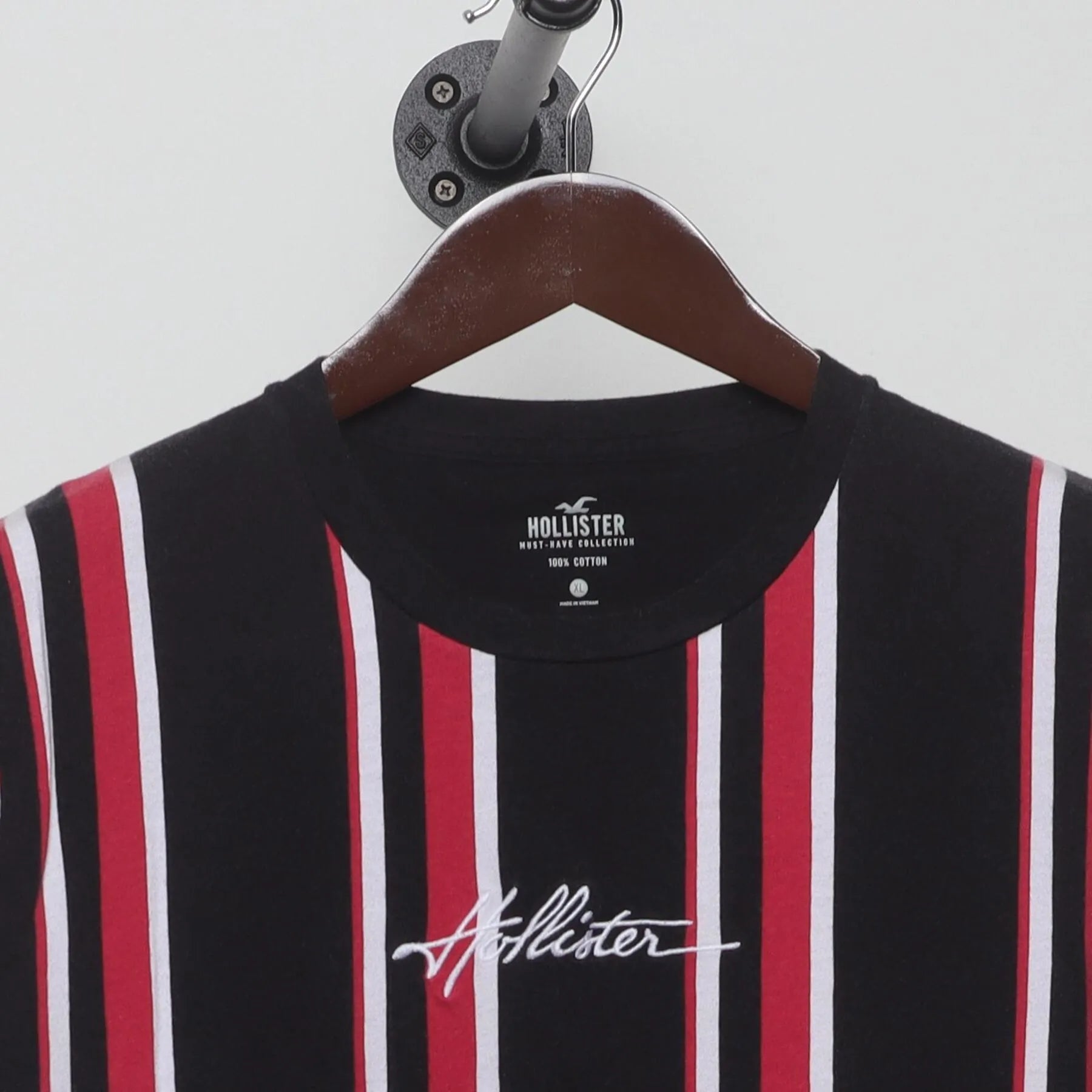 Close-up of the collar and tag on the Vintage Y2K Hollister "Vertical Stripe Logo" T-Shirt - M