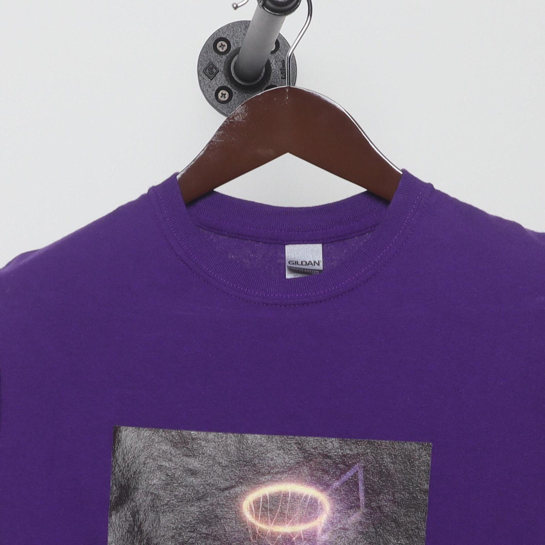 Close-up of the collar and tag on the Vintage Y2K Kobe Bryant "Mamba Out" T-Shirt - S