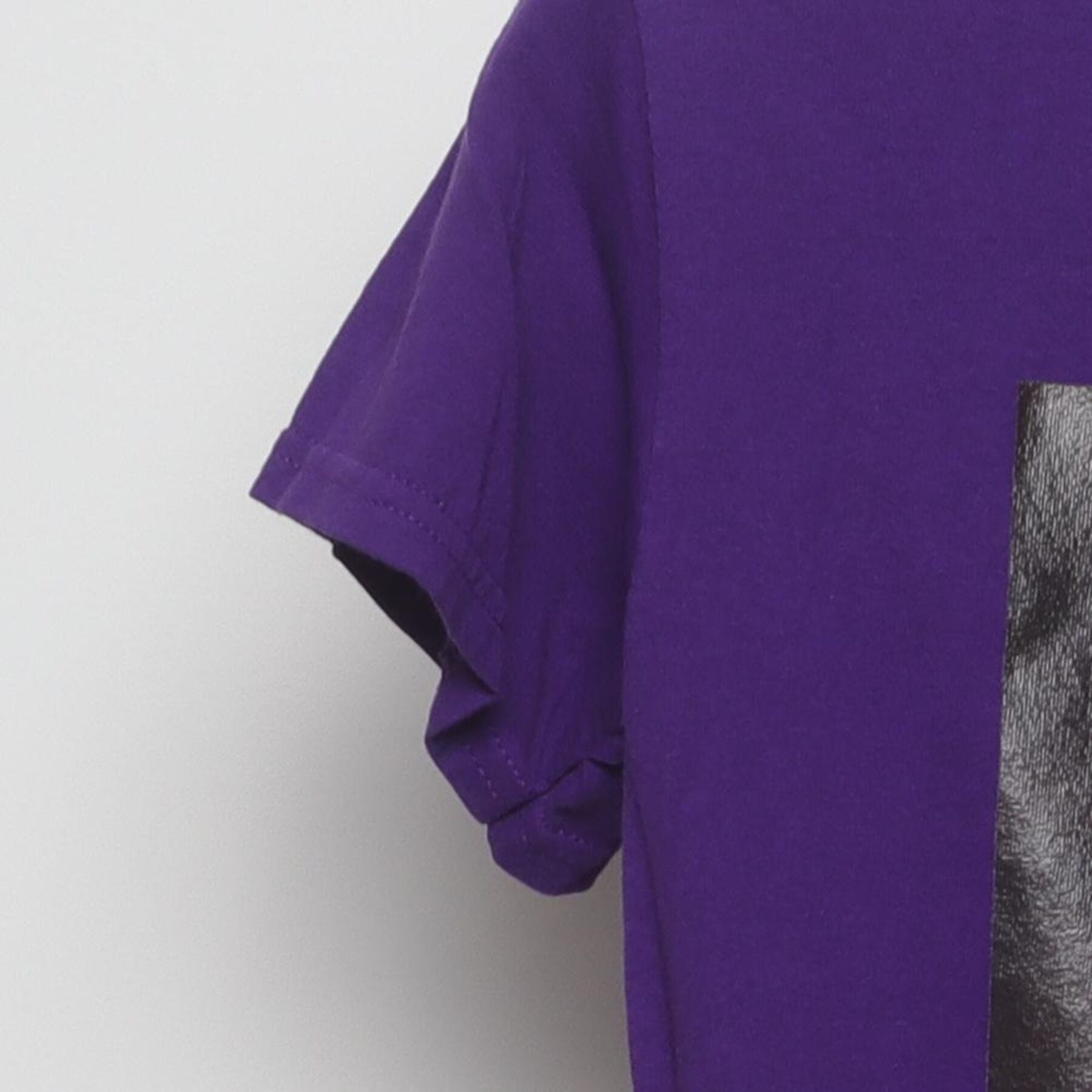 Close-up of the Left sleeve on the Vintage Y2K Kobe Bryant "Mamba Out" T-Shirt - S