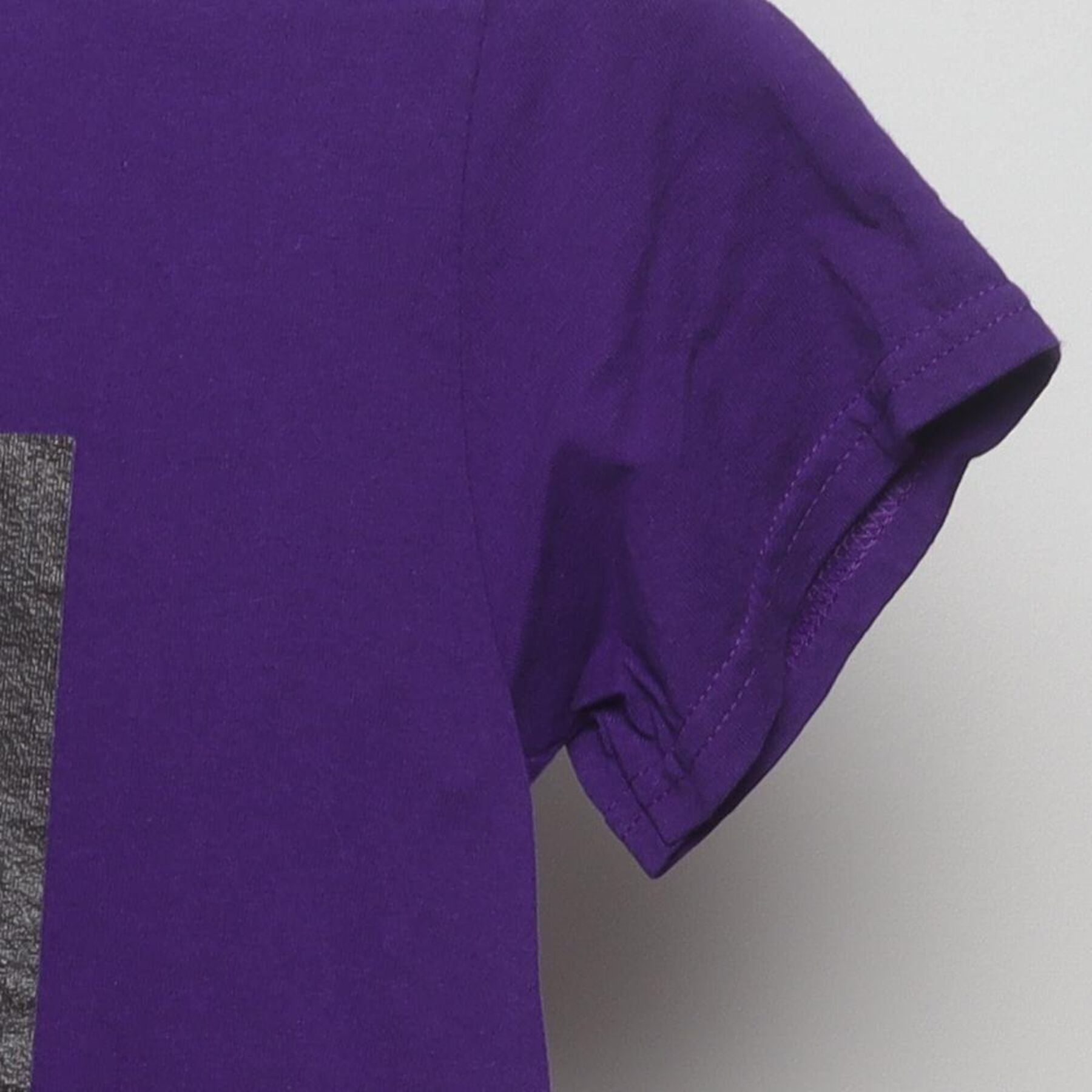 Close-up of the Right sleeve on the Vintage Y2K Kobe Bryant "Mamba Out" T-Shirt - S