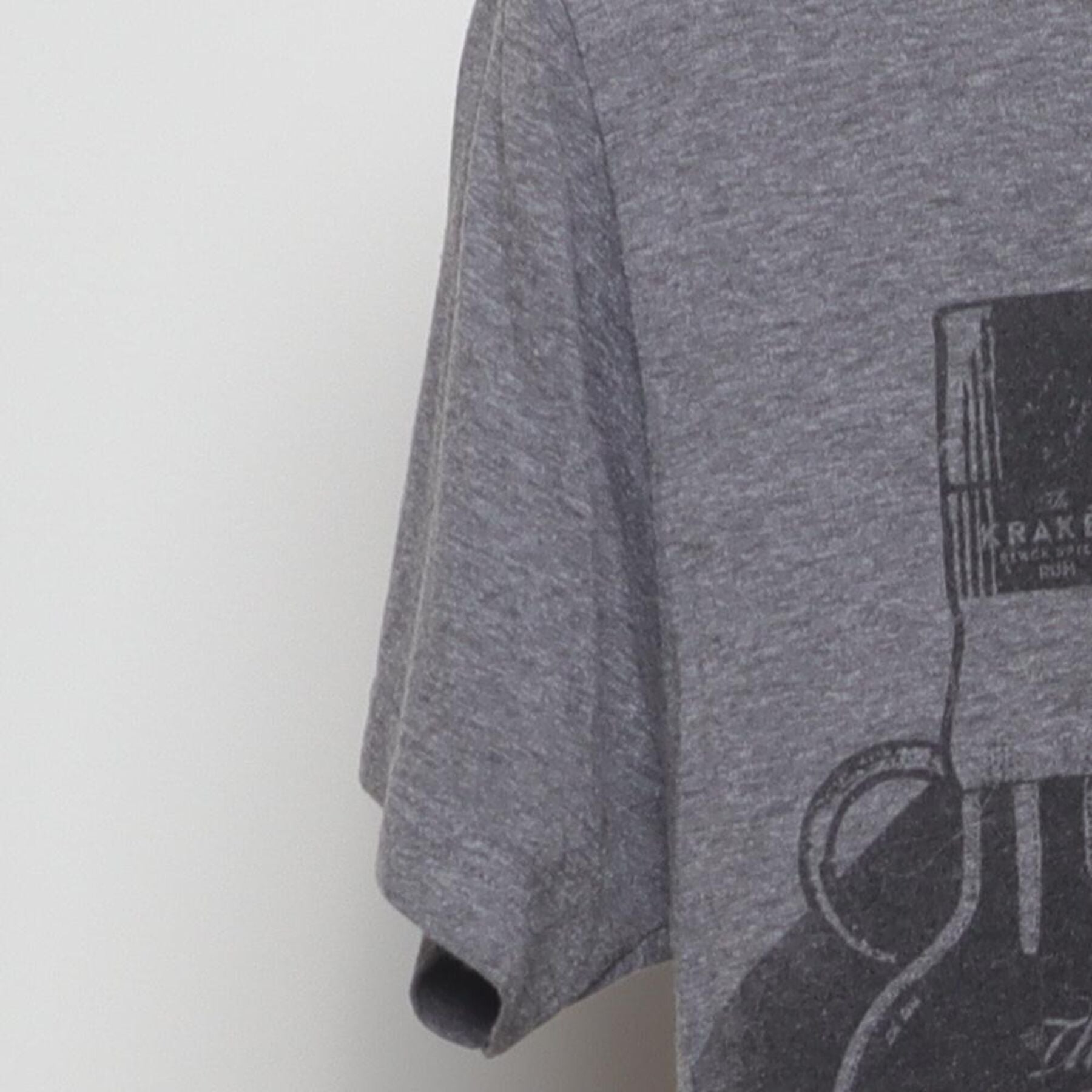 Close-up of the Left sleeve on the Vintage 2010s The Kraken Rum "Release The Kraken" T-Shirt - M