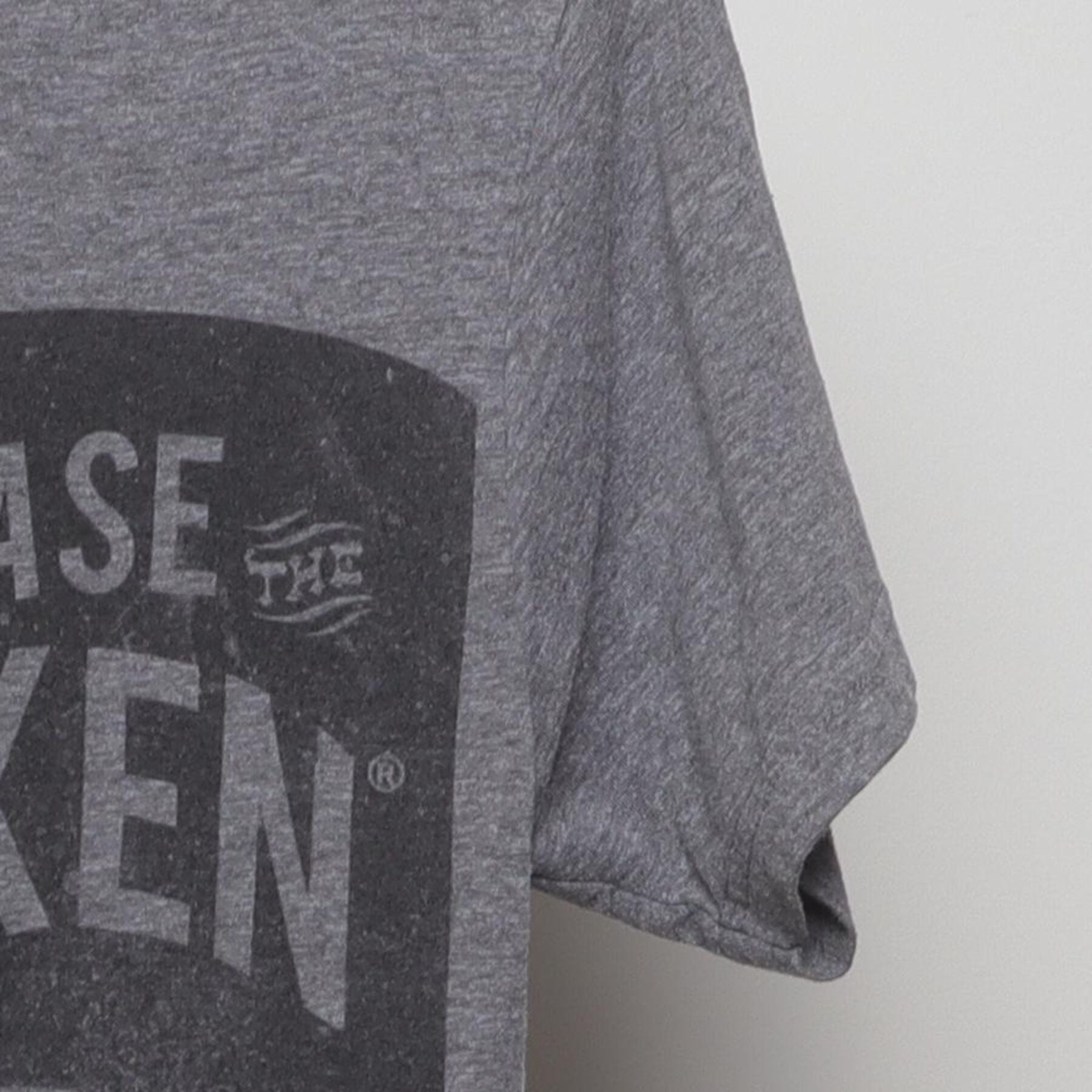 Close-up of the Right sleeve on the Vintage 2010s The Kraken Rum "Release The Kraken" T-Shirt - M