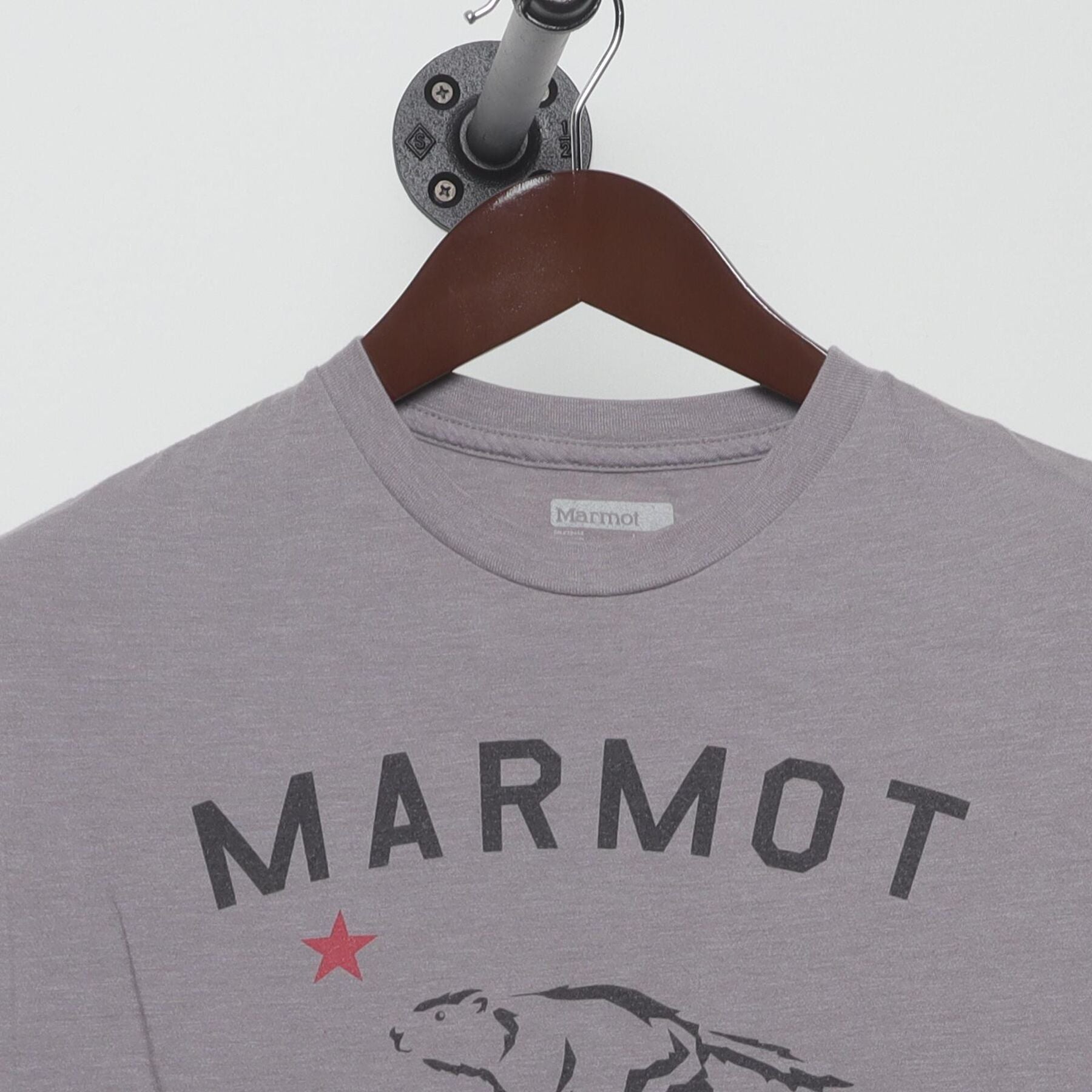 Close-up of the collar and tag on the Vintage Y2K Marmot "Marmot Republic" T-Shirt - M