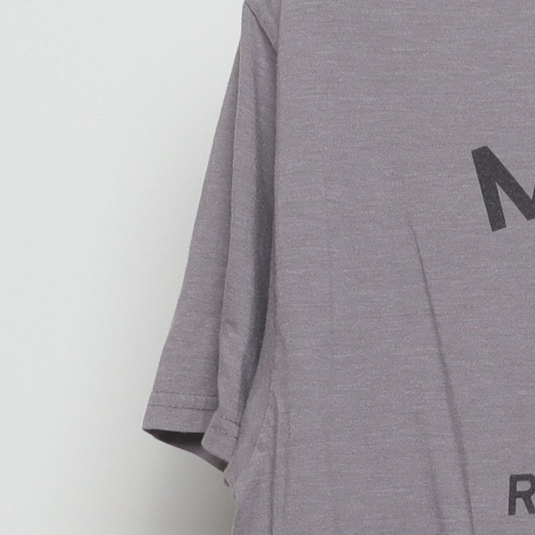 Close-up of the Left sleeve on the Vintage Y2K Marmot "Marmot Republic" T-Shirt - M