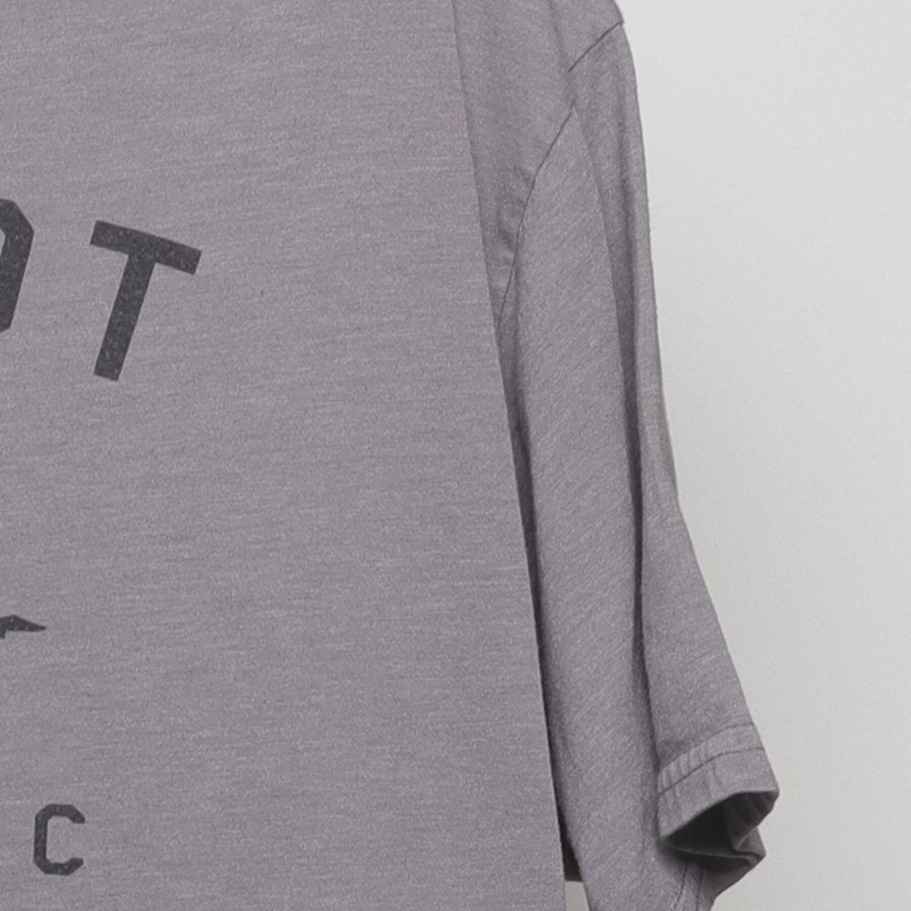 Close-up of the Right sleeve on the Vintage Y2K Marmot "Marmot Republic" T-Shirt - M