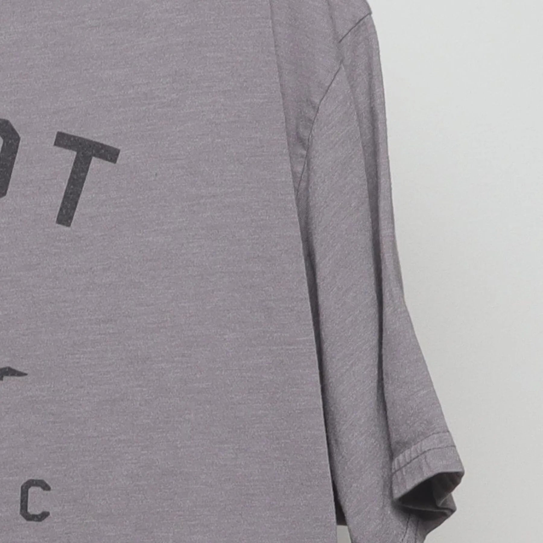 Close-up of the Right sleeve on the Vintage Y2K Marmot "Marmot Republic" T-Shirt - M