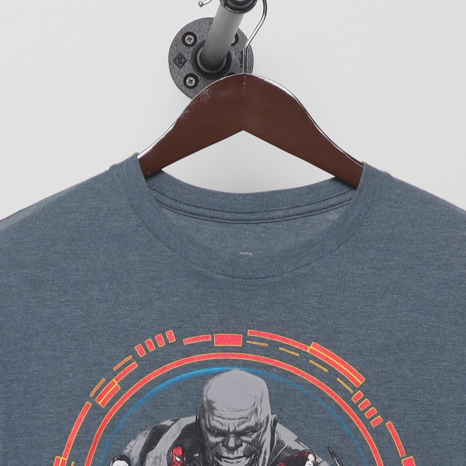 Close-up of the collar and tag on the Vintage 2010s Marvel "Avengers Infinity War" T-Shirt - S