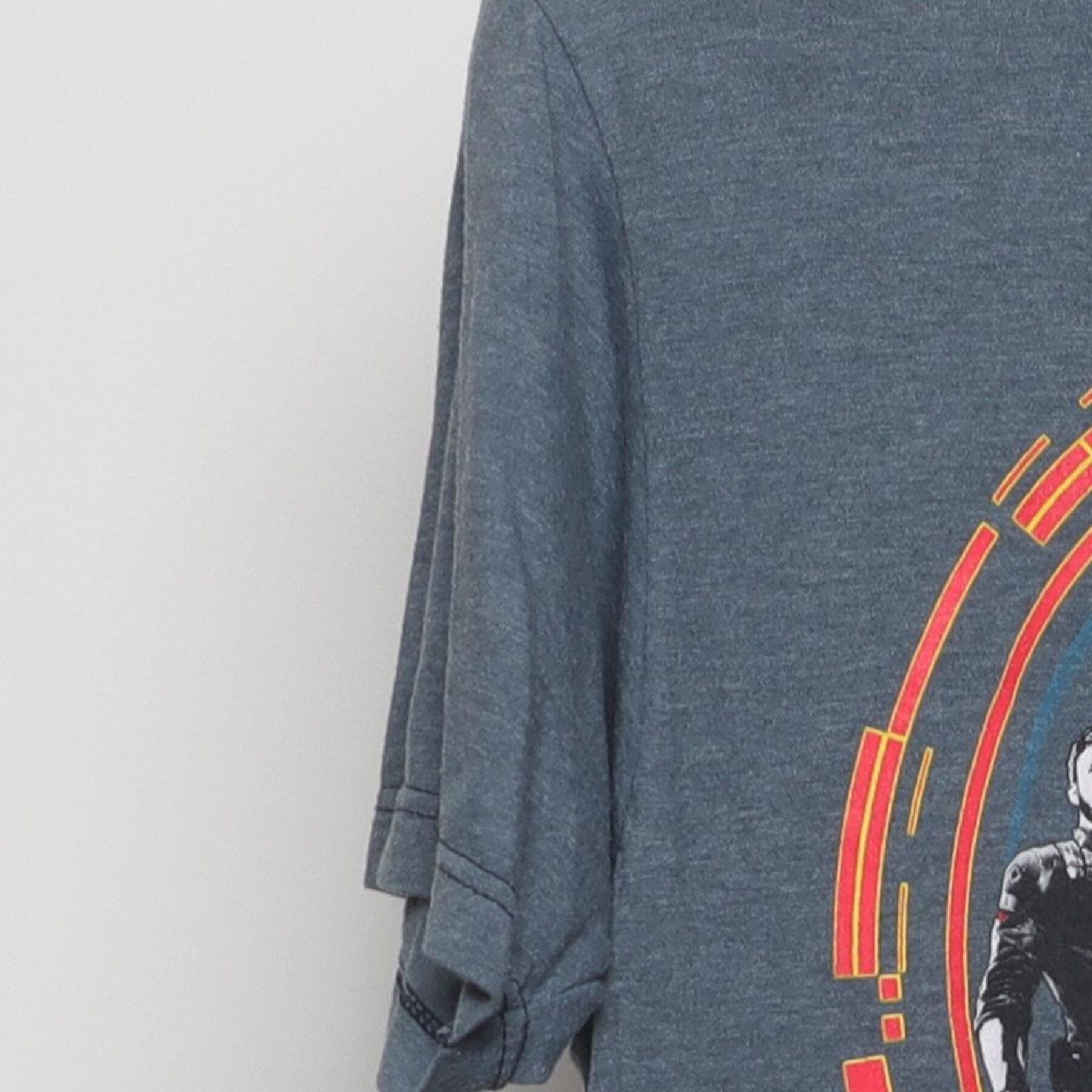 Close-up of the Left sleeve on the Vintage 2010s Marvel "Avengers Infinity War" T-Shirt - S