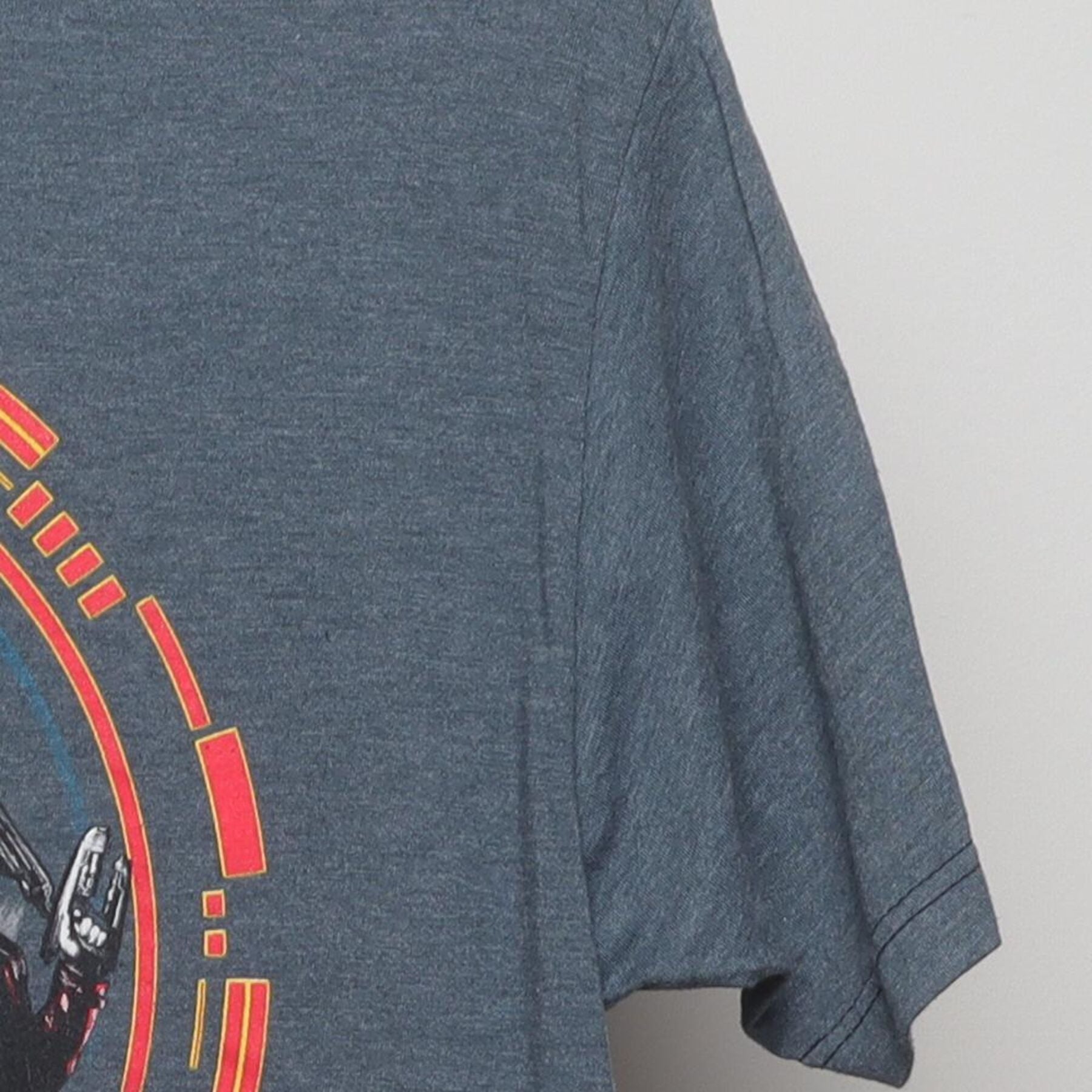 Close-up of the Right sleeve on the Vintage 2010s Marvel "Avengers Infinity War" T-Shirt - S