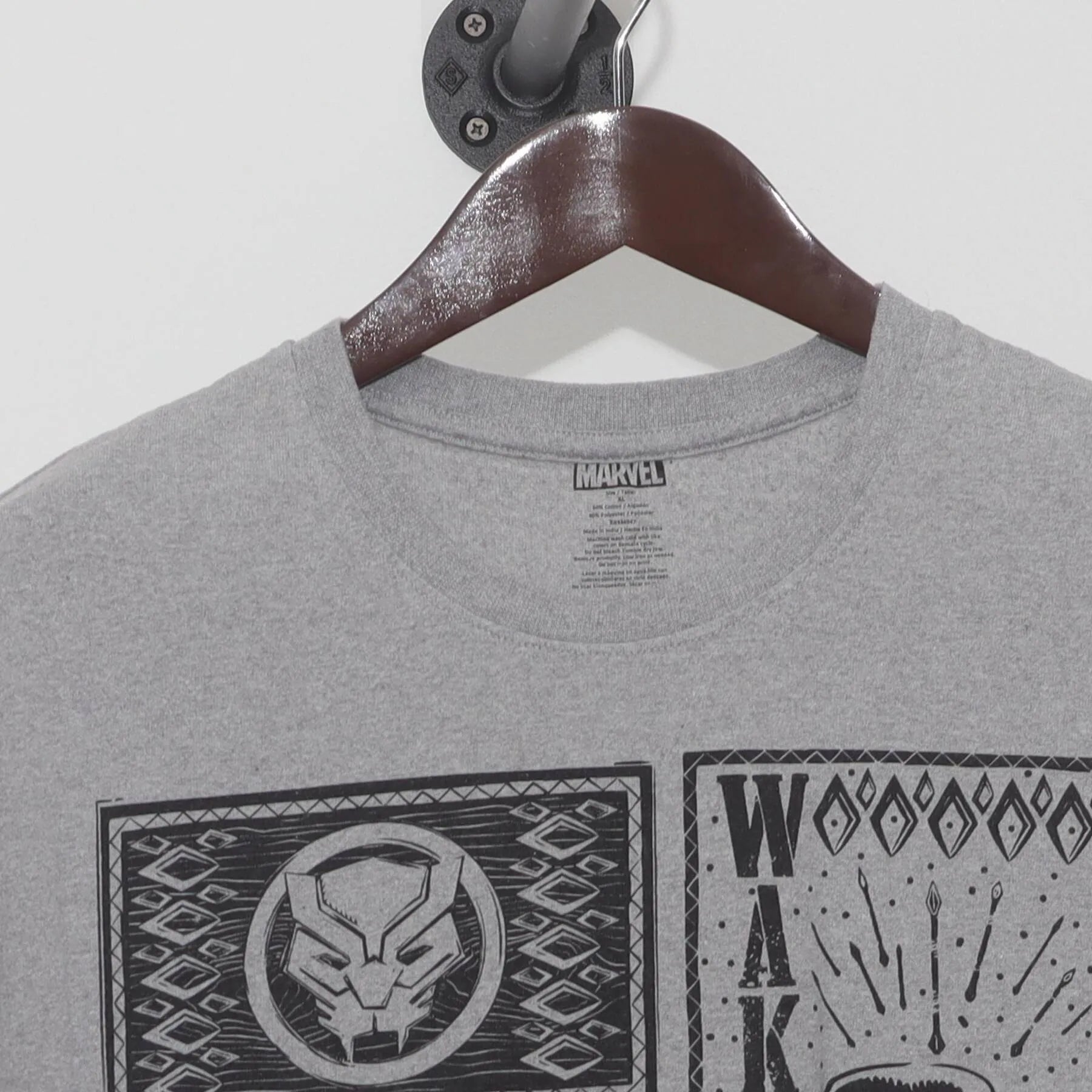 Close-up of the collar and tag on the Vintage 2010s Marvel "Black Panther Wakanda" T-Shirt - L