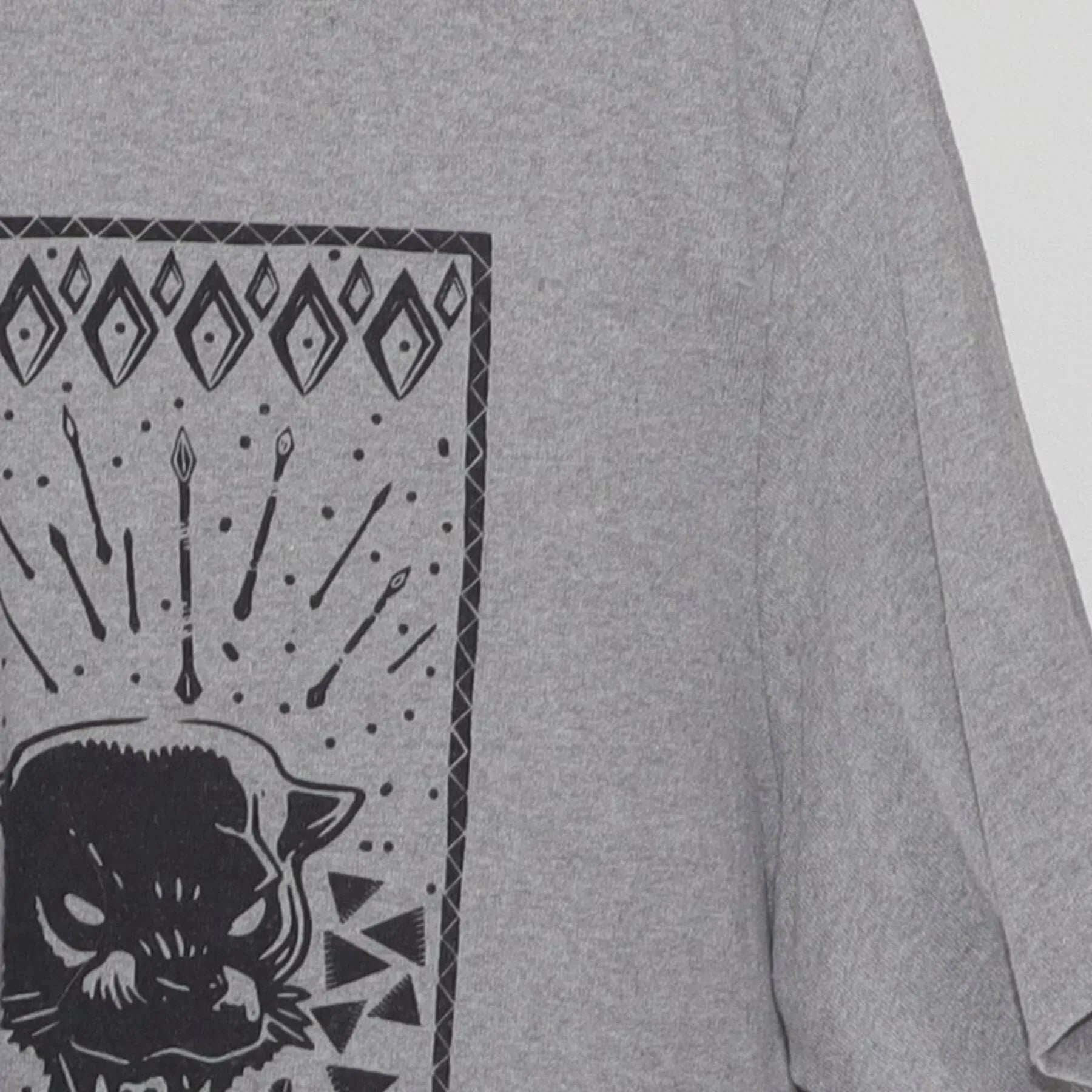 Close-up of the Right sleeve on the Vintage 2010s Marvel "Black Panther Wakanda" T-Shirt - L