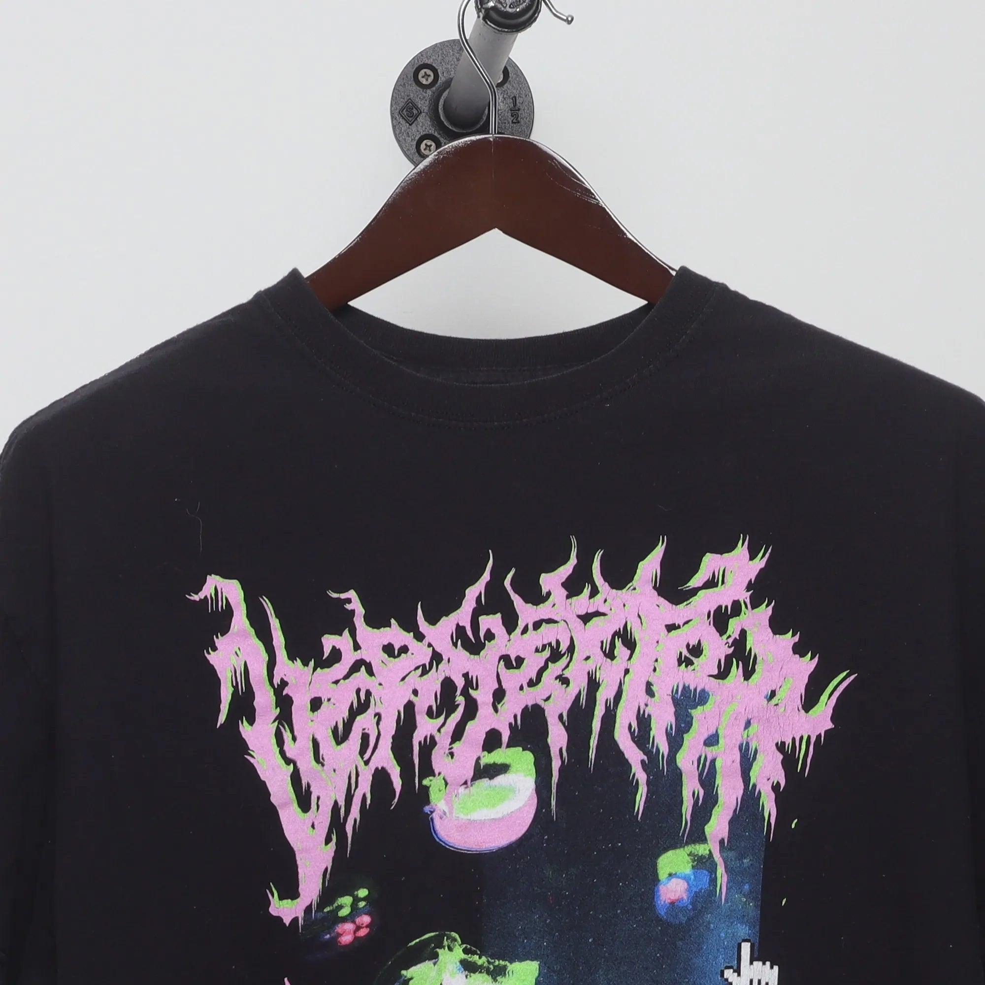 Close-up of the collar and tag on the Modern Dion Limmer Vaporwave Graphic T-Shirt L