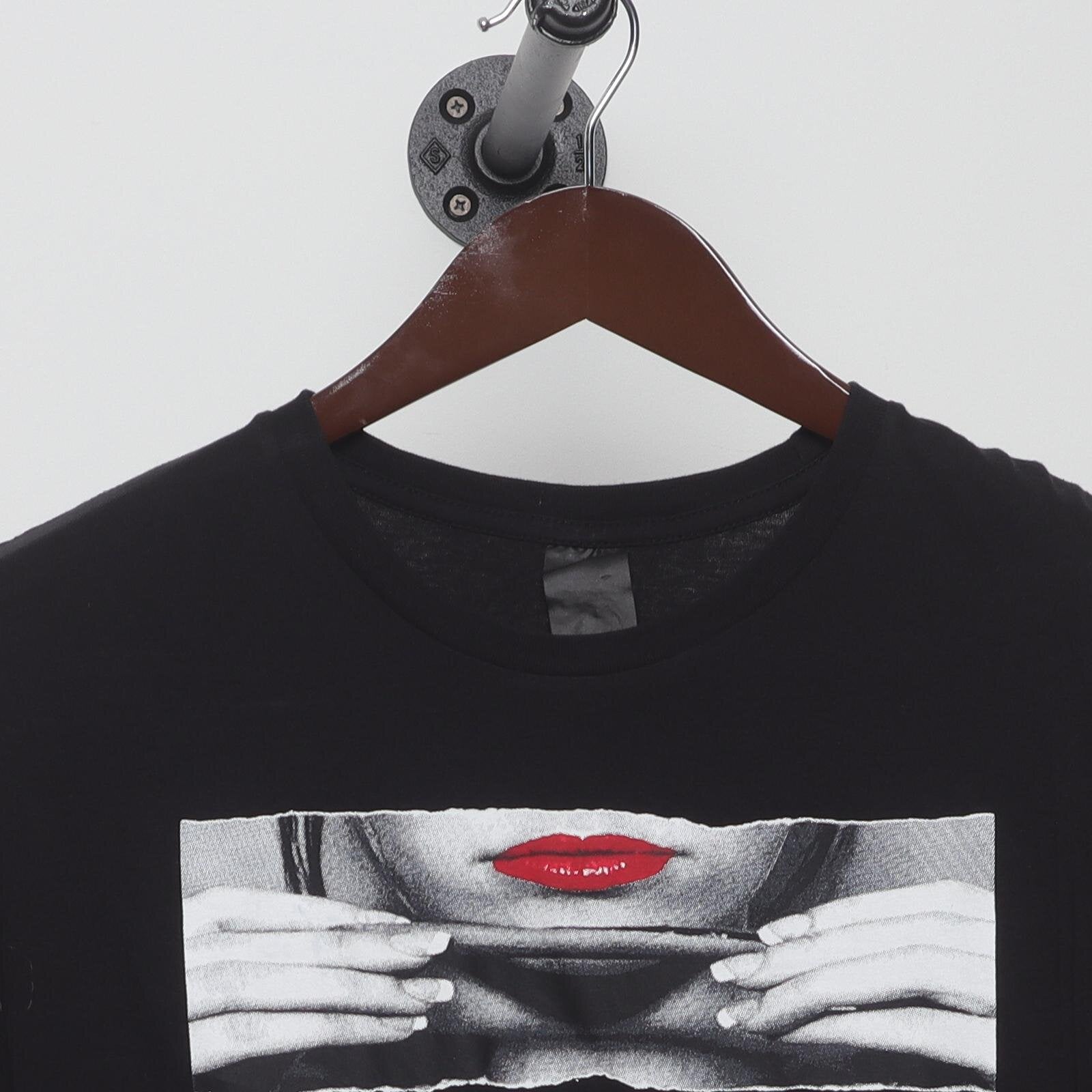 Close-up of the collar and tag on the Modern Las Vegas "Rolling Lips" T-Shirt - L